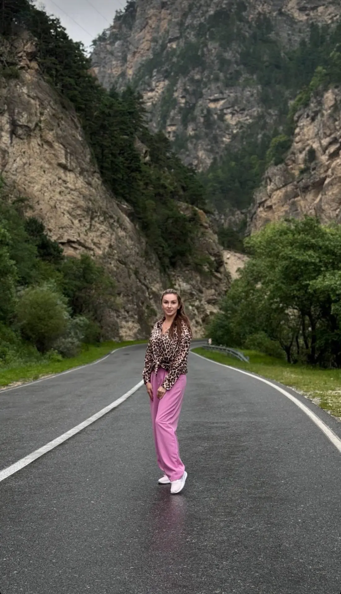 В горах даже дышится по-другому, согласитесь?⛰️ Воздух здесь будто с пометкой «премиум»...