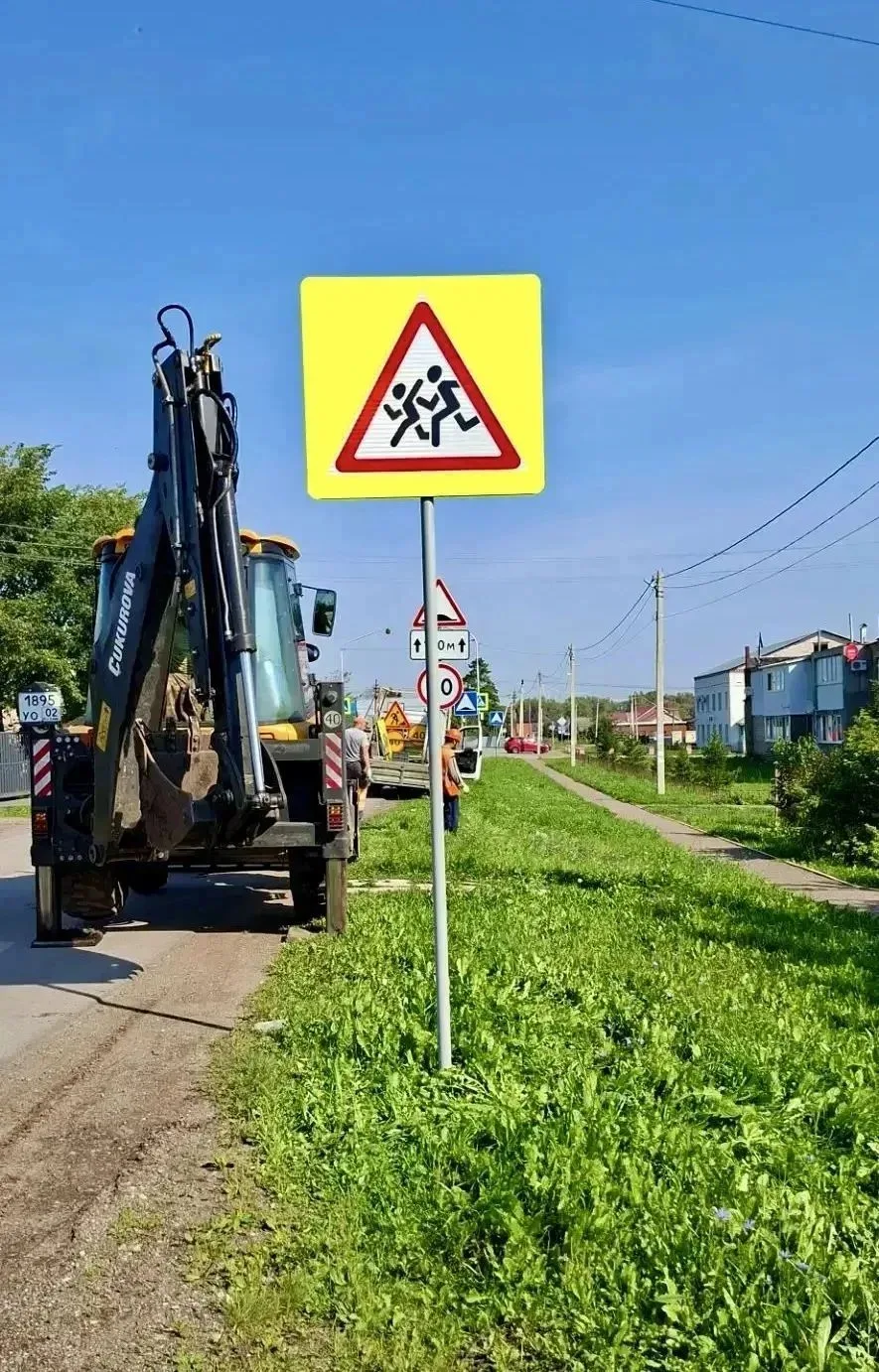 В преддверии нового учебного года в Таптыково прошла плановая работа по обновлению доро...