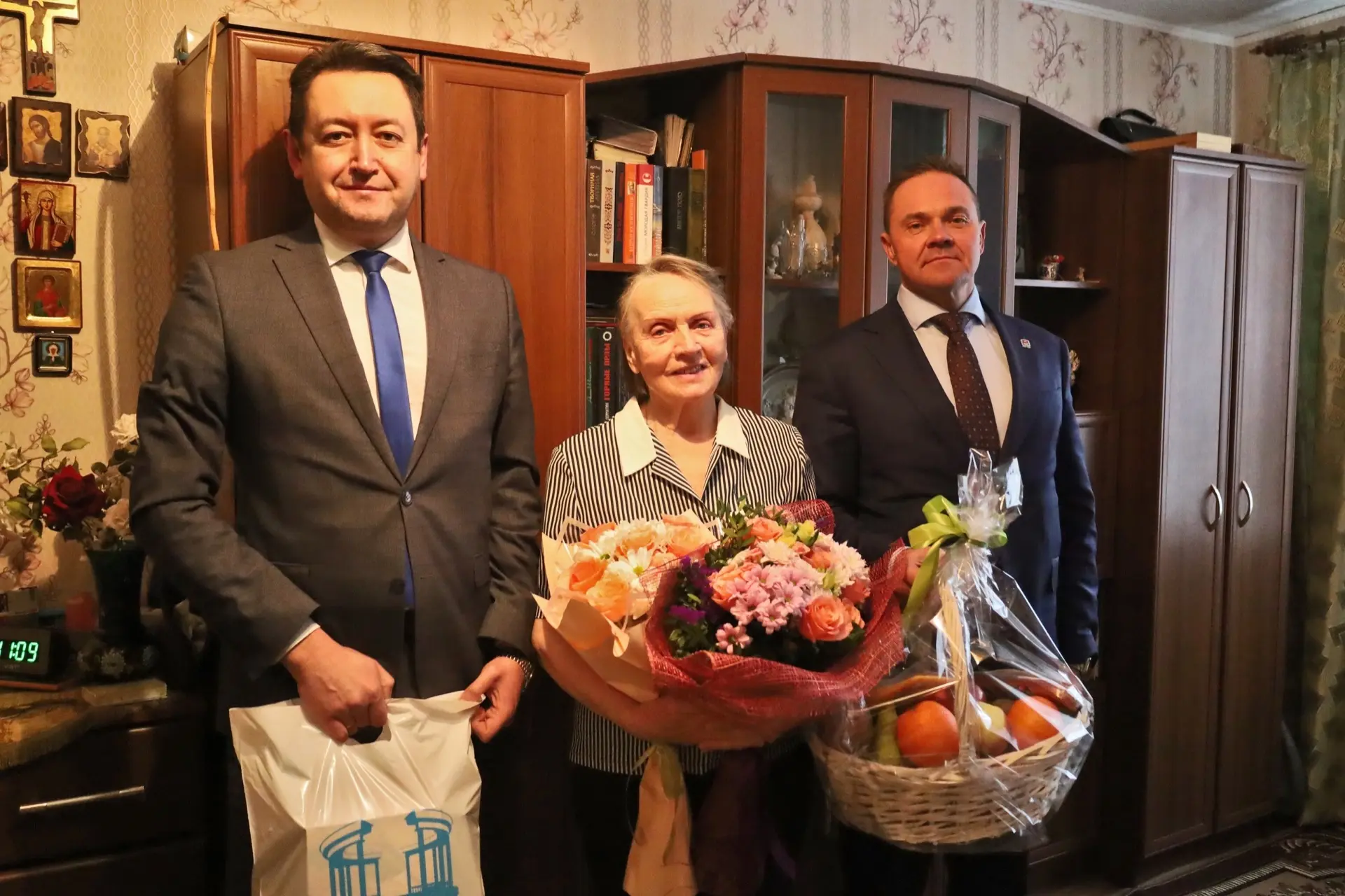 В Новомосковске навестили жительницу блокадного Ленинграда.