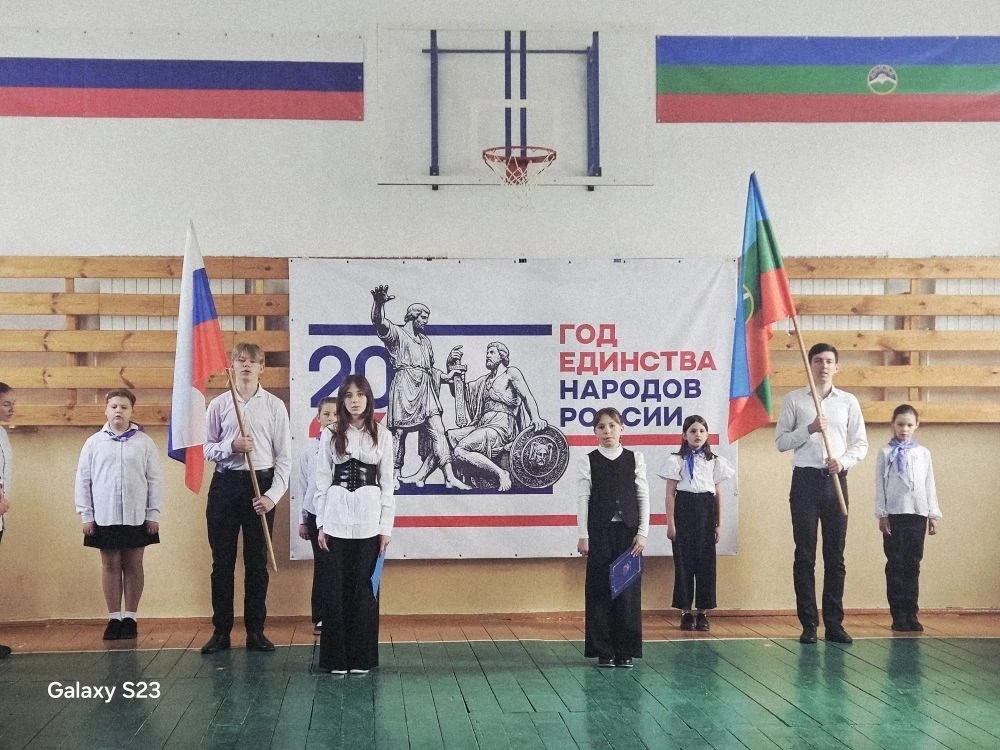 🇷🇺 Новая учебная неделя в МКОУ ООШ с. Курджиново началась с торжественной линейки!
Сегодня, 18 мая