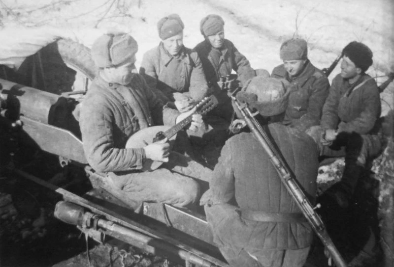 Расчет советской 76-мм полковой пушки образца 1927 года в минуты отдыха между боями. Бо...