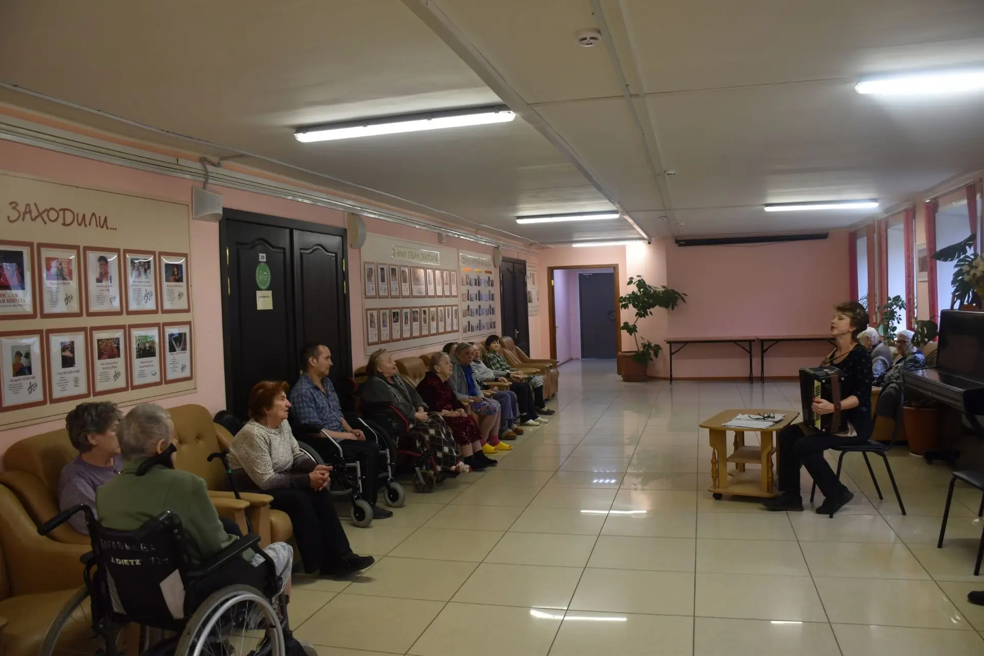 После небольшого перерыва проживающие Октябрьского геронтологического центра сегодня вн...