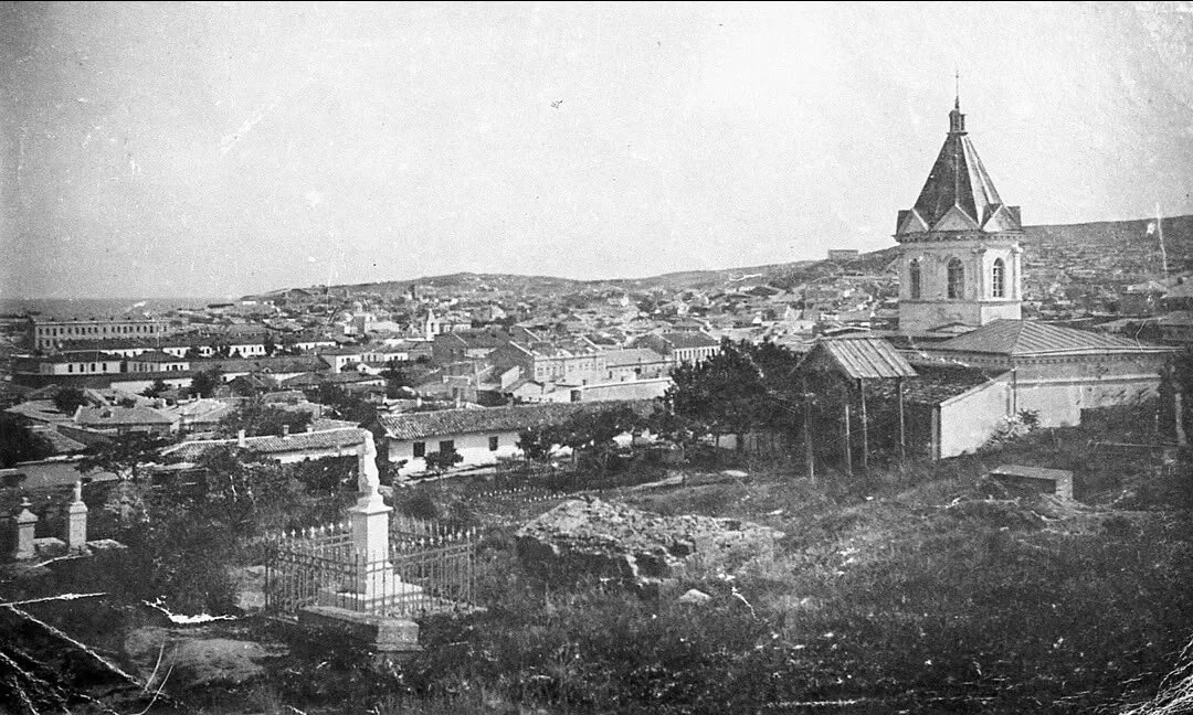 Редкая фотография армянской церкви Сурб Геворг (Святого Георгия) в Феодосии. На фото за...