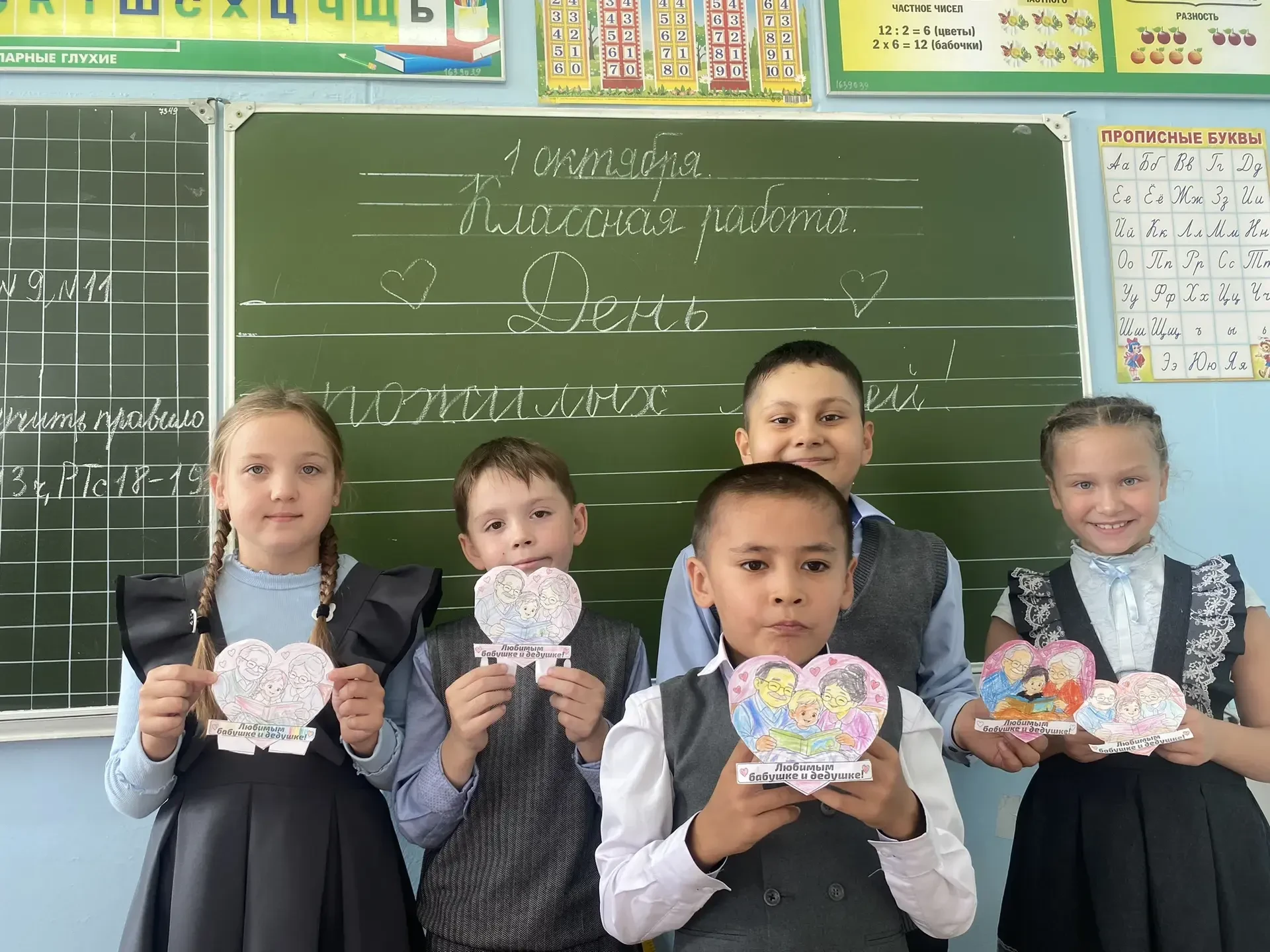✉️ «Умелые руки» и горячие сердца: 2 «А» класс готовит поздравления для бабушек и дедушек!