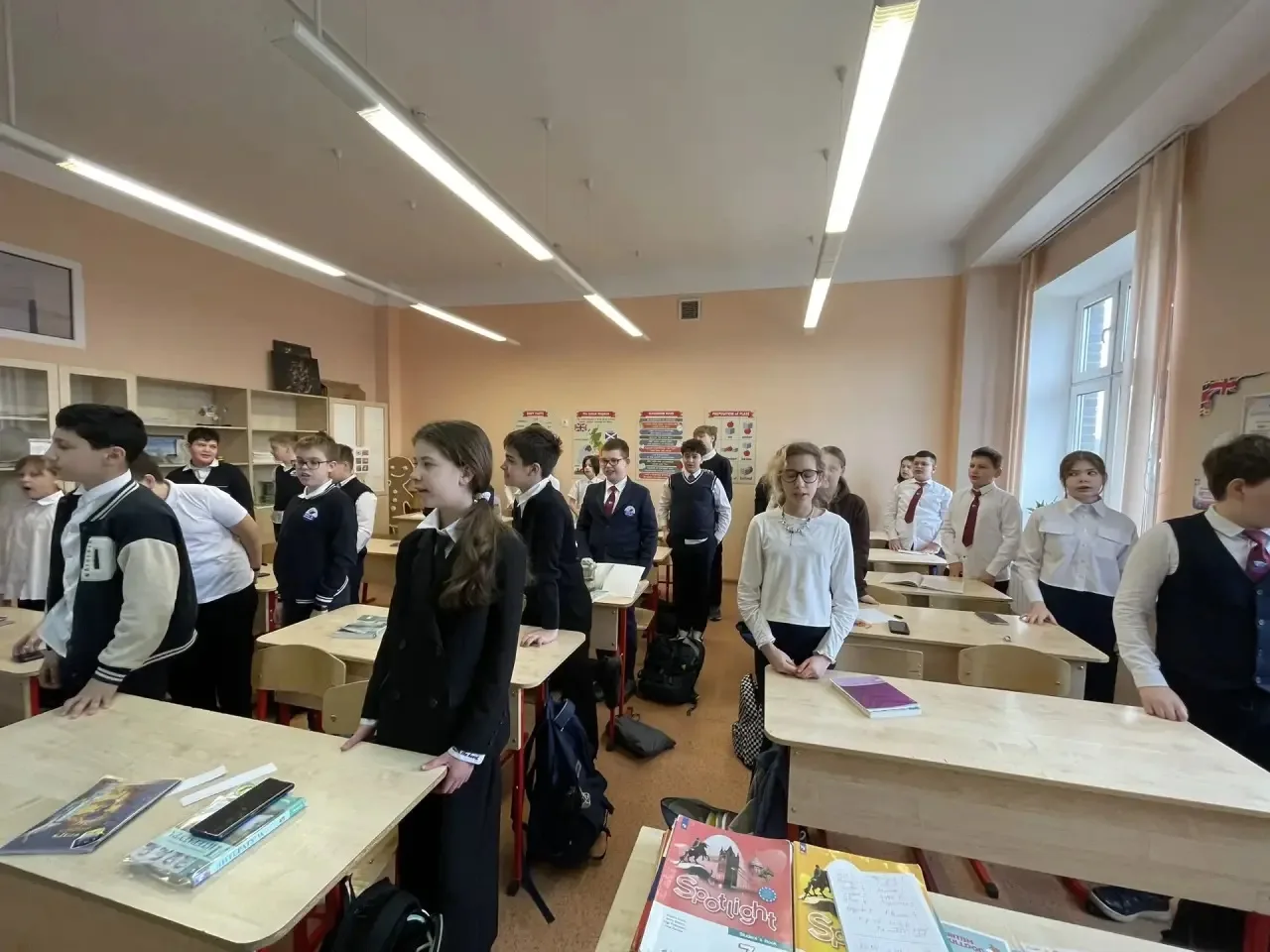 🌍 День Земли — каждый день!  Сегодняшнее утро, как всегда, началось с торжественного поднятия флага 