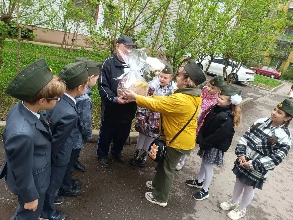 🎖️Ученики 3 «В» класса вместе с родителями поздравили с наступающим Днём Победы Александра Николаеви