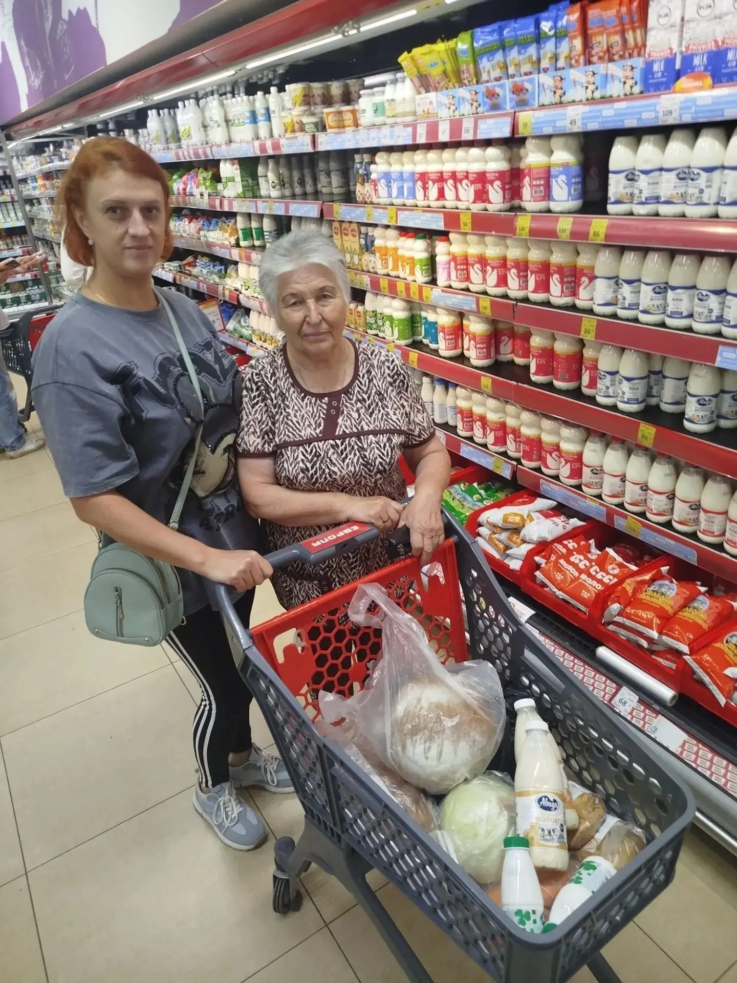 Соцработник помогает подопечной и на грядках — собирает урожай, пропалывает, бережно ух...