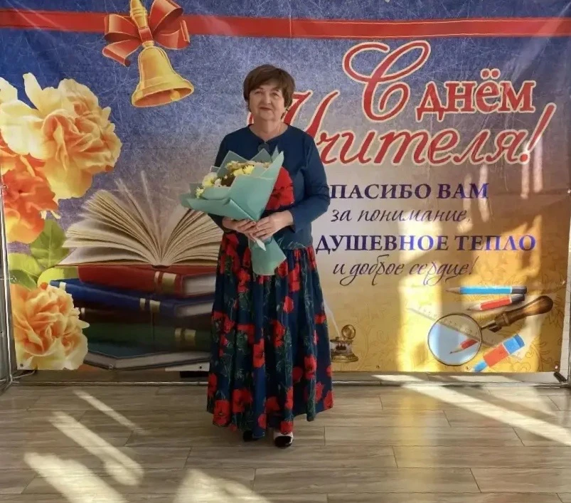 Елену Михайловну Михайлову, советника директора школы