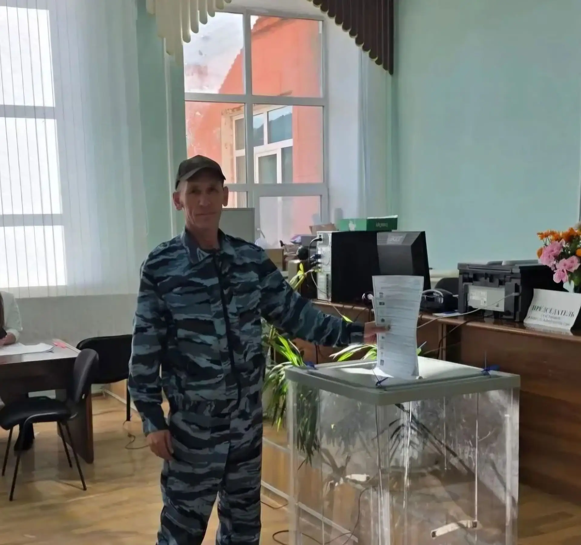 На избирательном участке села Аян первым проголосовал работник ММУП «Коммунальник»