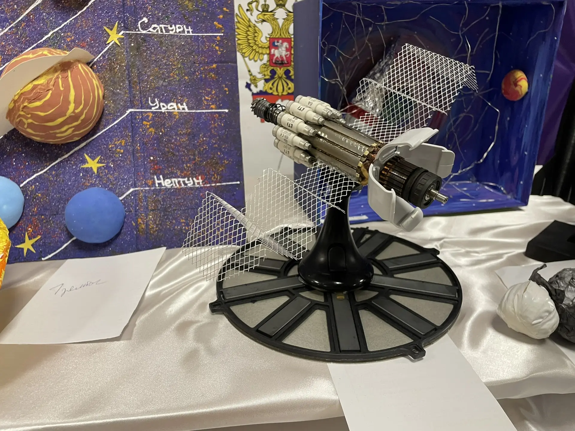 💫 ЭТО ПРОСТО КОСМОС!  🛰️В холле первого этажа развернулась уникальная выставка-конкурс, посвящённая 