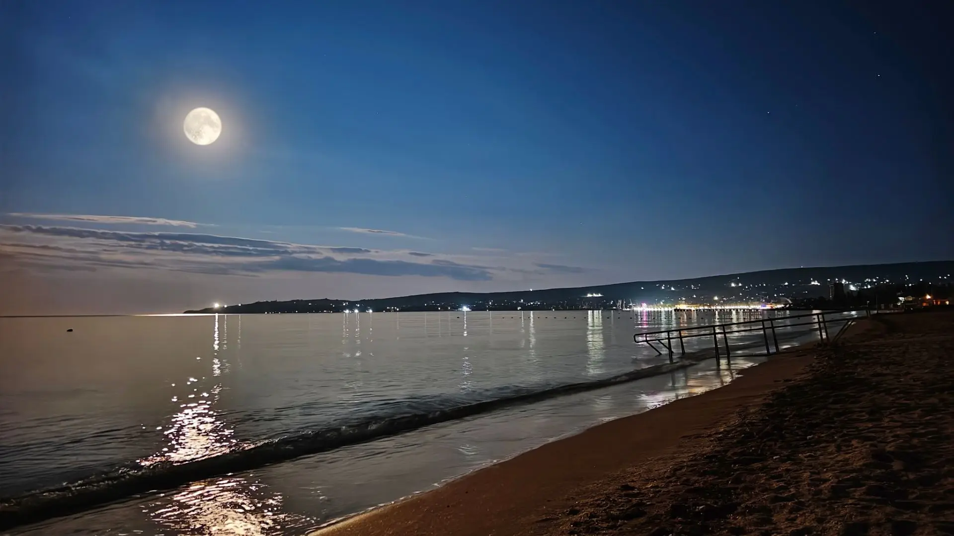 Лунная ночь на берегу моря! Крым, Феодосия Черноморская набережная  28.07.2026