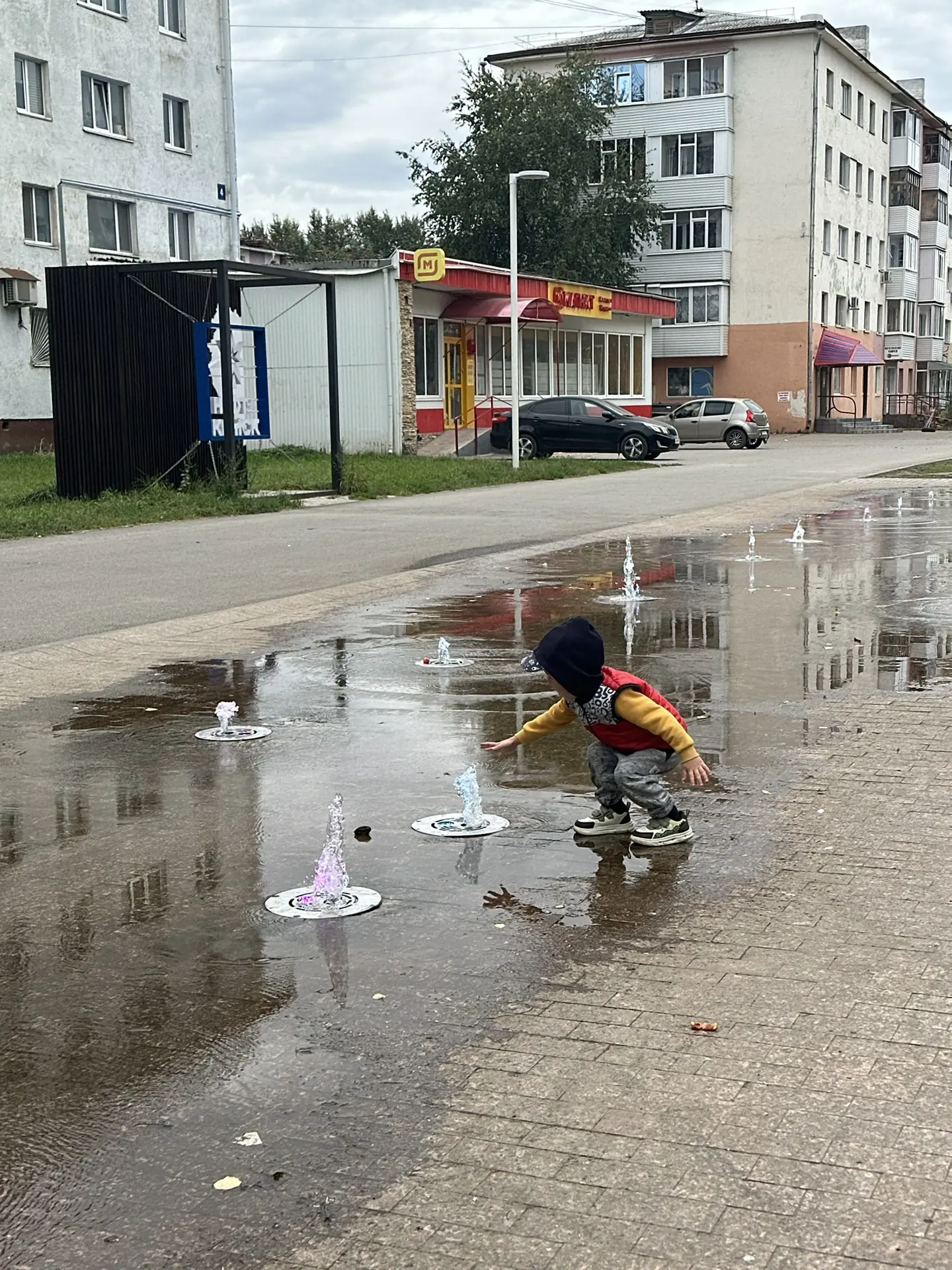 А что если сначала разрешить ребенку играть на фонтанах 😁, а потом со слезами забрать ...
