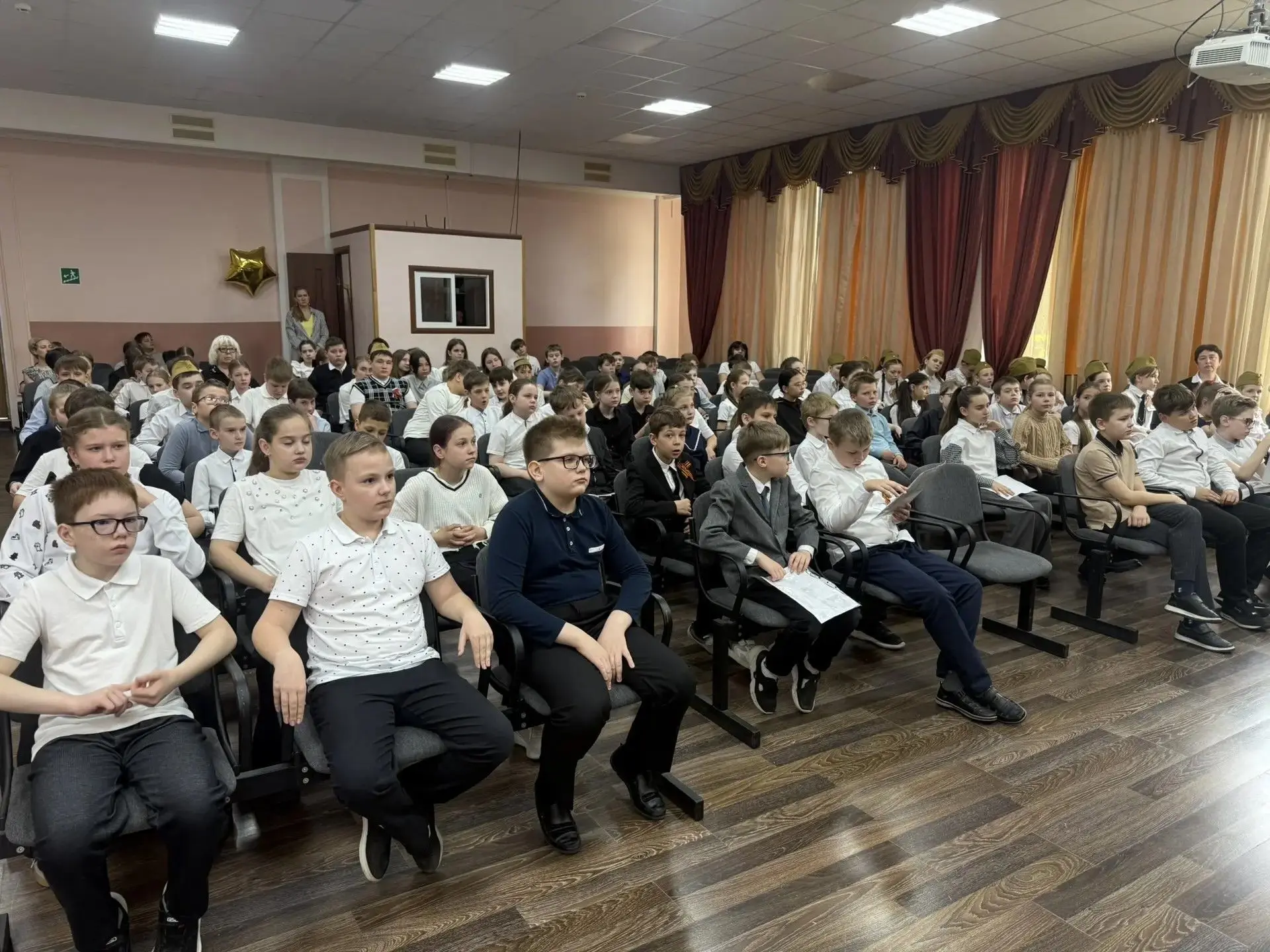 Песни о войне. Ко Дню Победы. 04.05.2026 г. в МБОУ школа №13 прошли внеурочные занятия из цикла «Раз