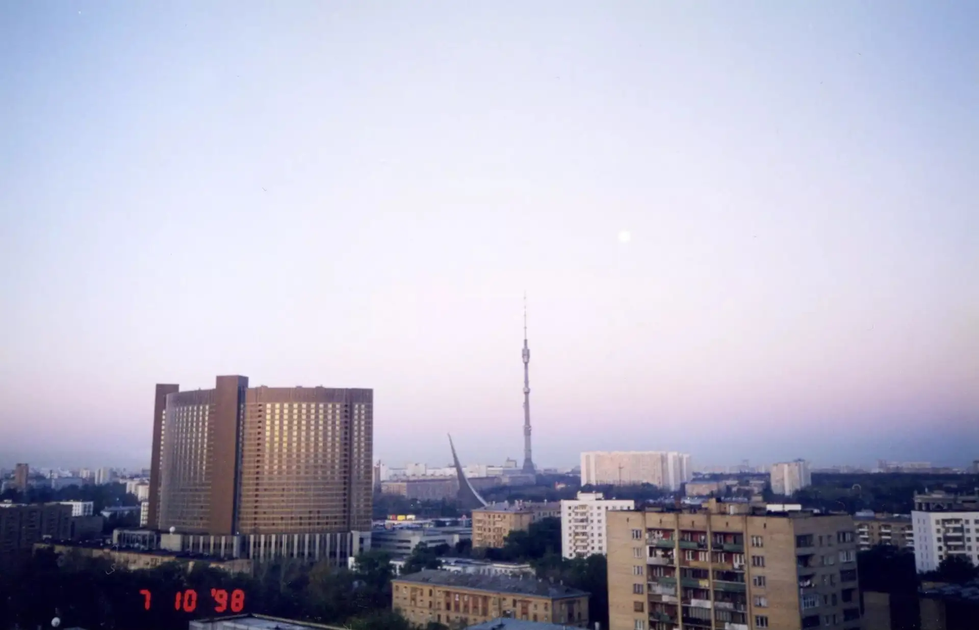 7 октября 1998 года. Вид на гостиницу «Космос» со стороны улицы Бориса Галушкина.