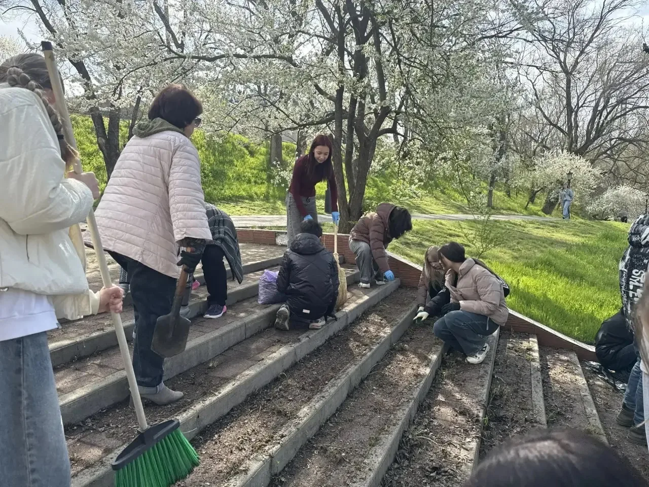 Вместе делаем город чище! 🧹  Сегодня обучающиеся, педагоги и родители нашей школы дружно вышли на го
