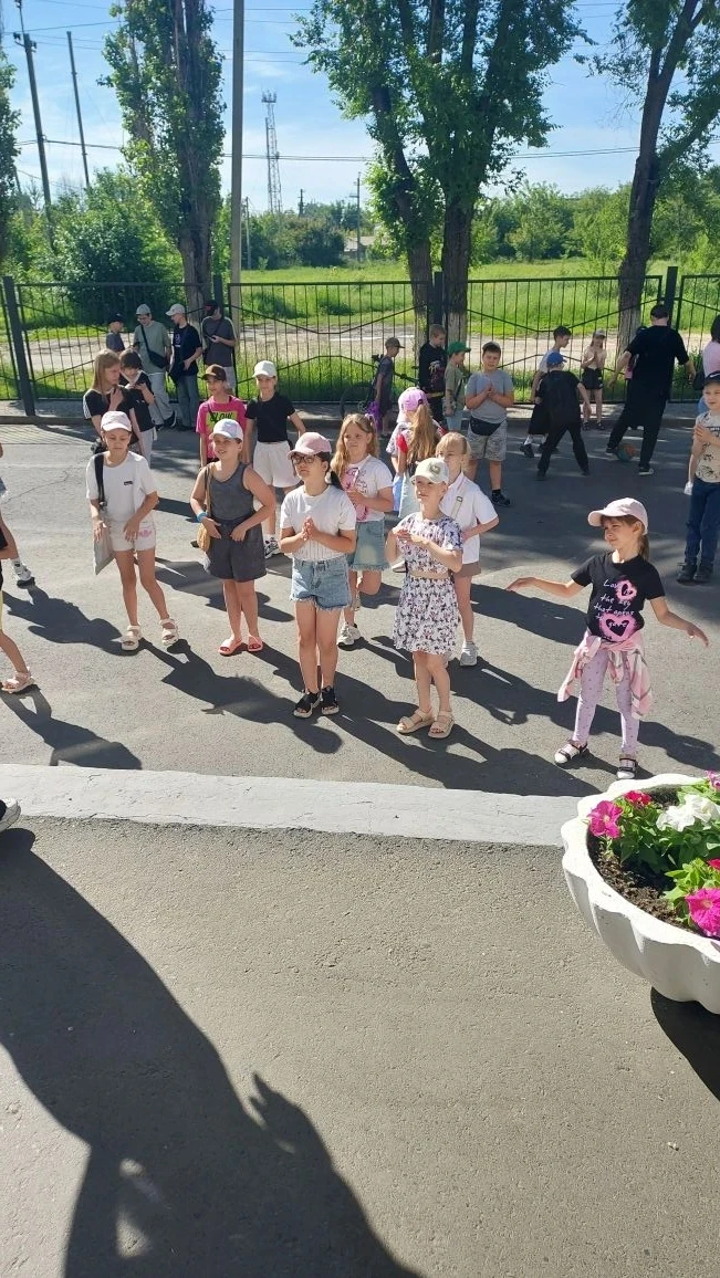 Утро в нашем лагере всегда начинается с бодрой 🏃зарядки на свежем воздухе. Это отличный способ прос