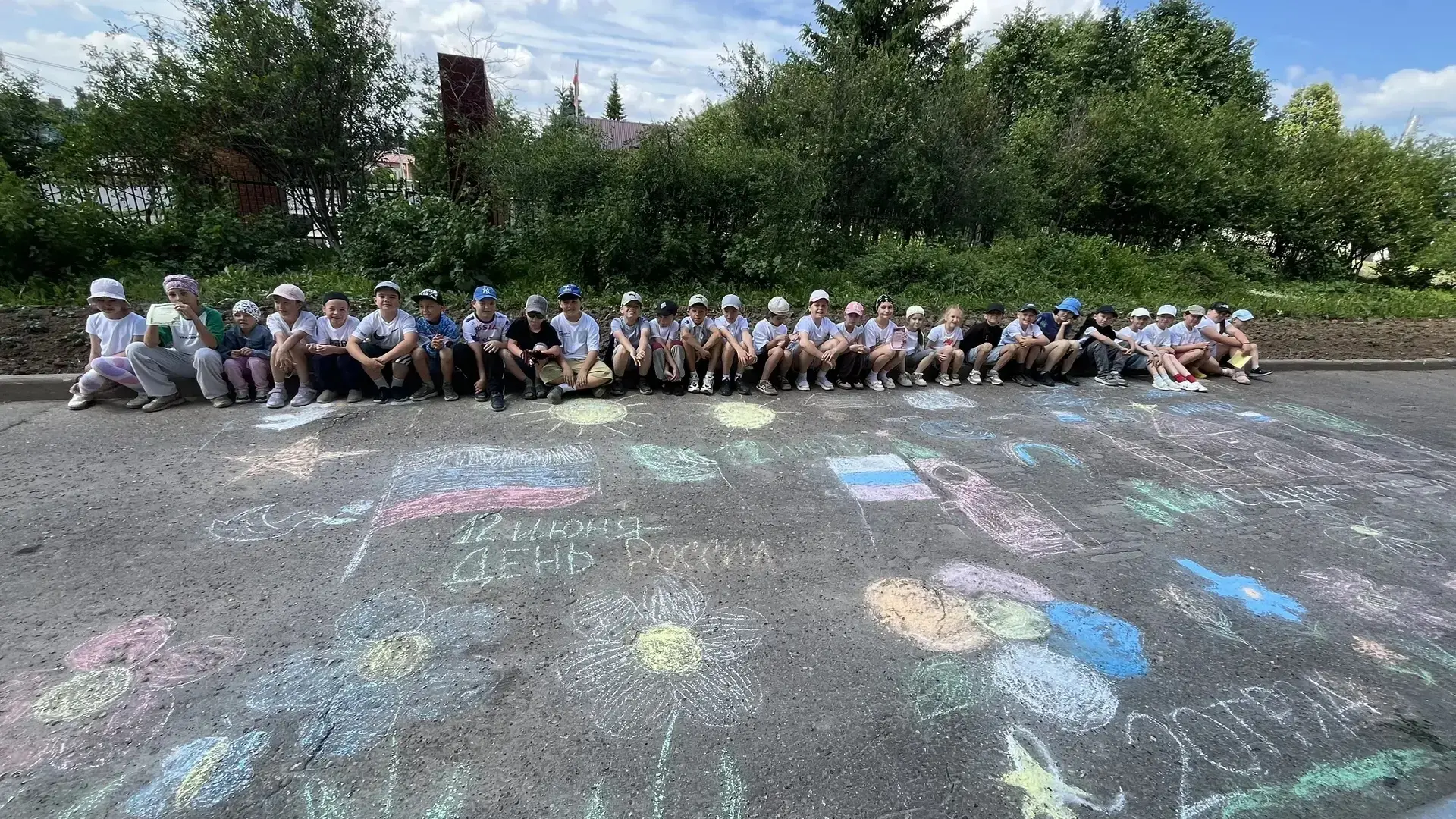 Ярко, красочно и с душой! 🌈

Сегодня в лагере «Дуслык» прошла творческая акция «Рисуй, Россию». 

А