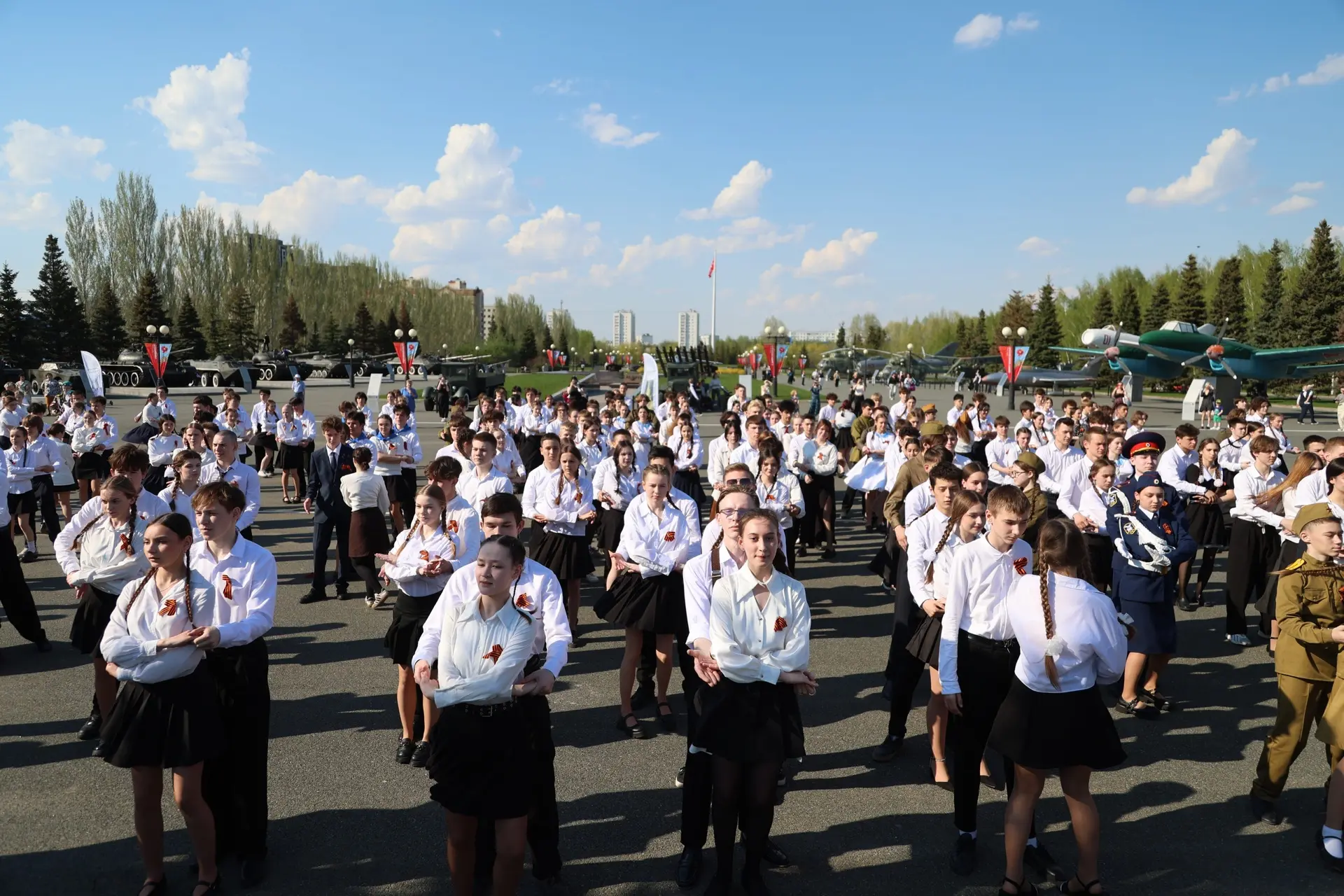 Вальс Победы объединил 300 школьников Казани🎗