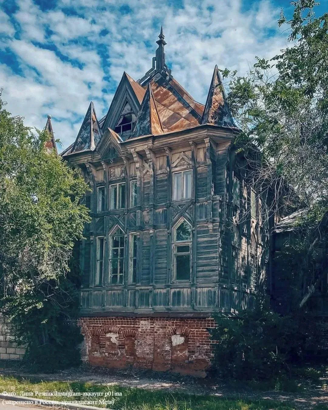 ⛪️ Деревянный дом с «ноткой» готики — старинный пасторат в Астрахани