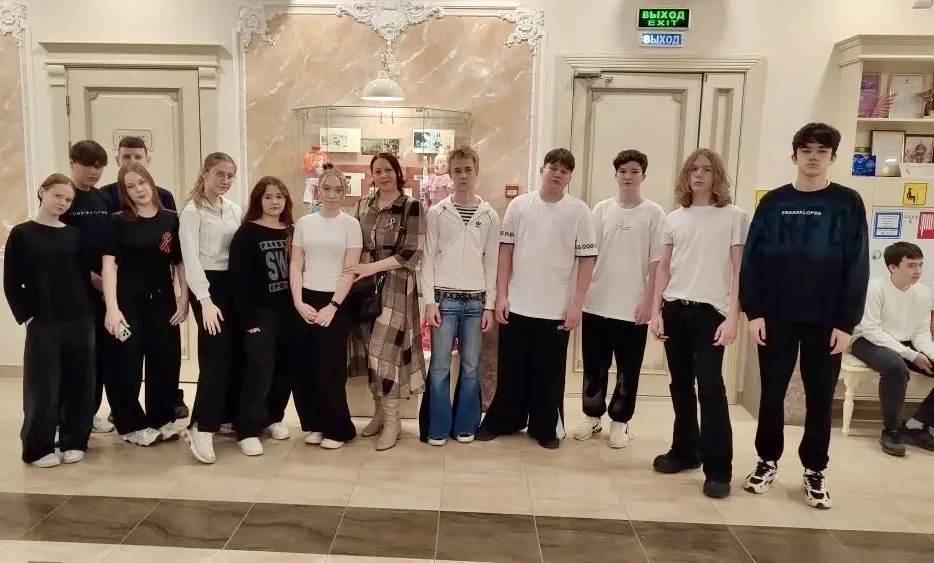 🎭 Спектакль «Петрушка‑победитель»: уроки мужества для нового поколения 🎭  В преддверии Дня Победы на