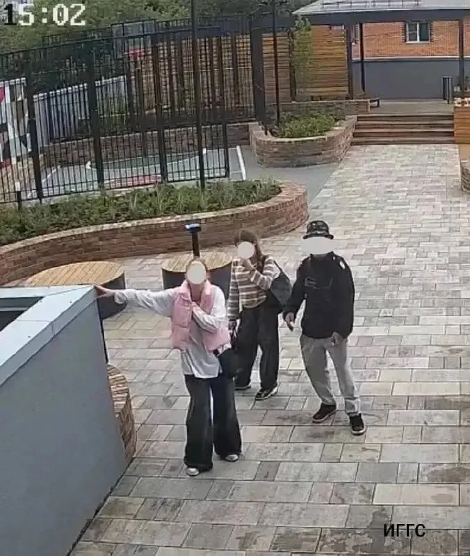 В Ижевске подростки сломали дверь подъезда на Чехова