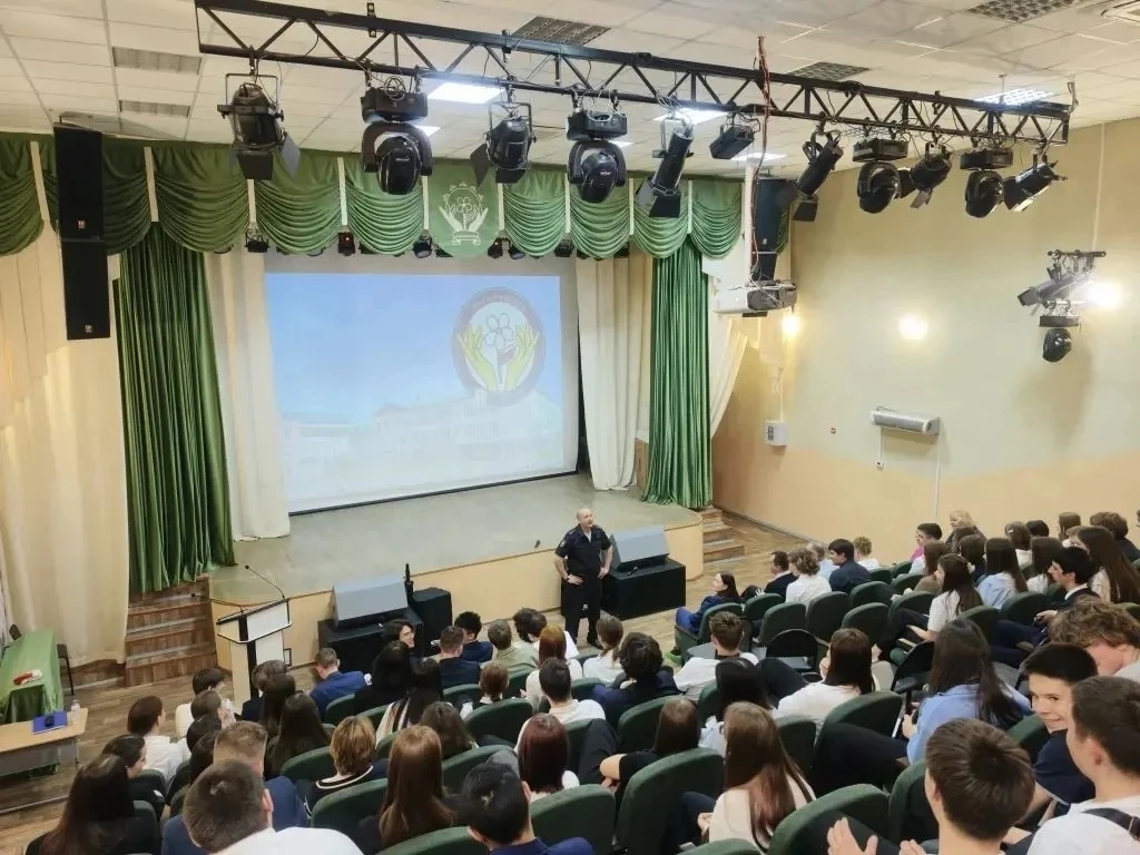 Для учащихся 9–11 классов была проведена профилактическая лекция на тему «Правовой десант».  Перед р