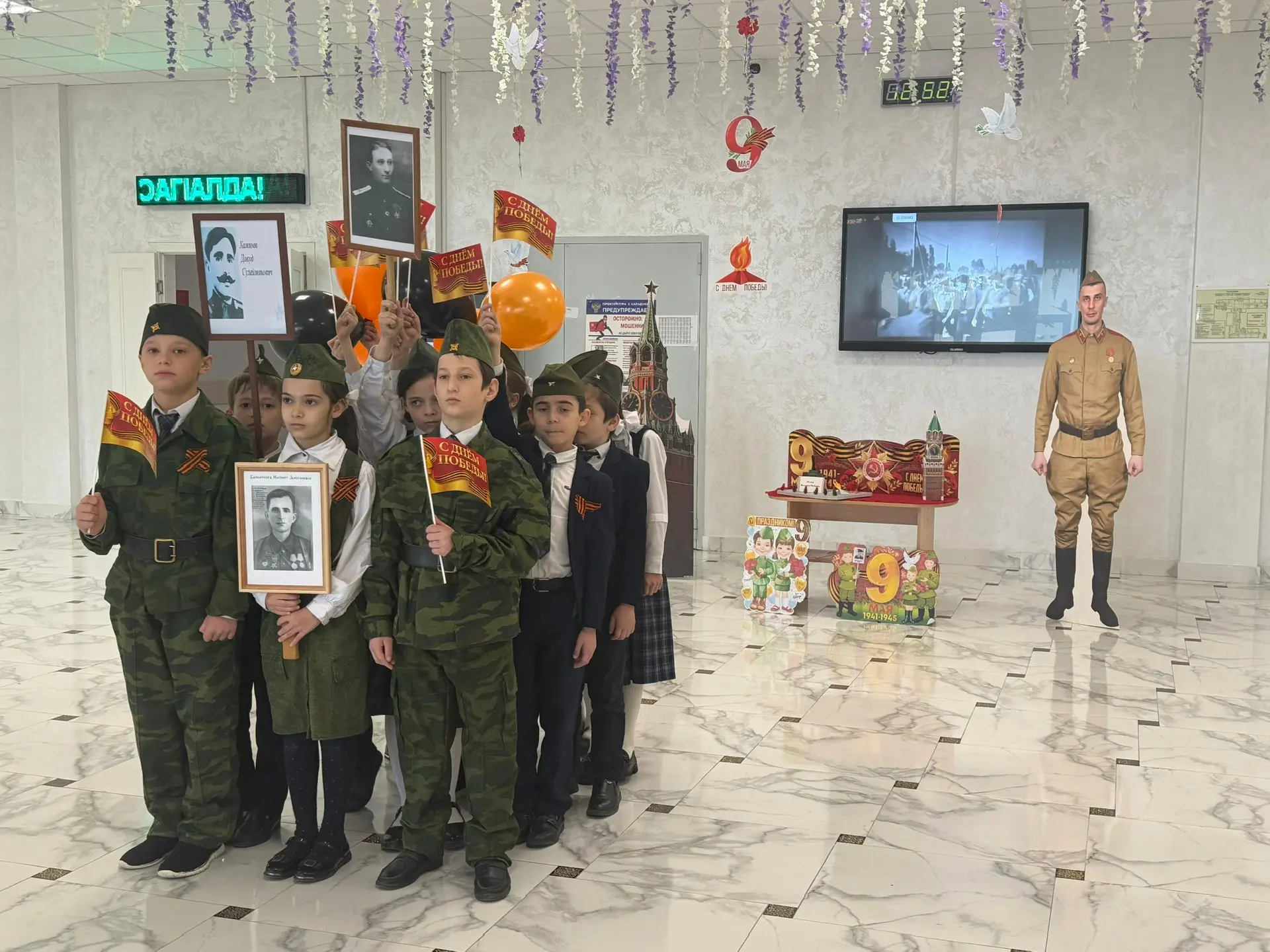 Сегодня в нашей школе прошло шествие «Бессмертного полка» 🇷🇺✨
