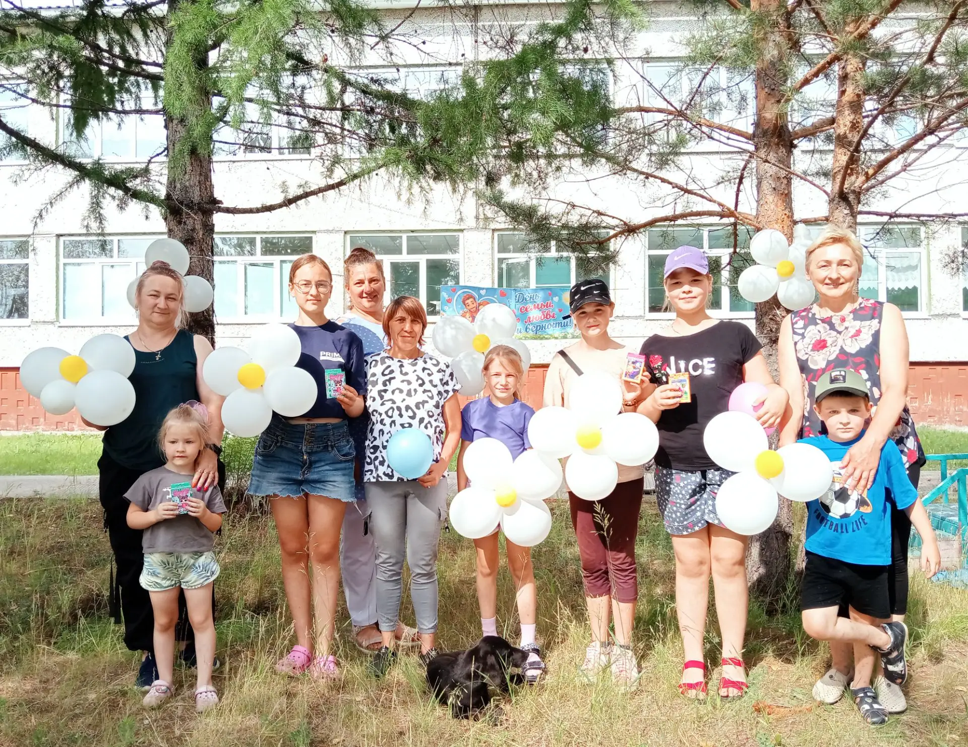 🌼 «Ромашковое настроение» в Ленинской школе

В России есть удивительно тёплый и светлый праздник, к