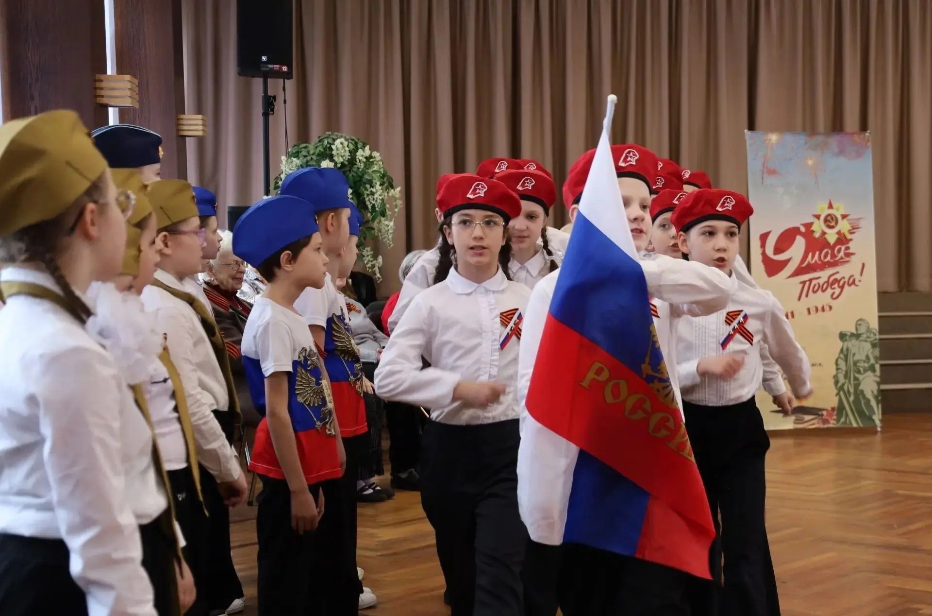 В преддверии Дня Победы в нашей школе состоялся смотр строя и песни «Парад Победы». Почетными гостям
