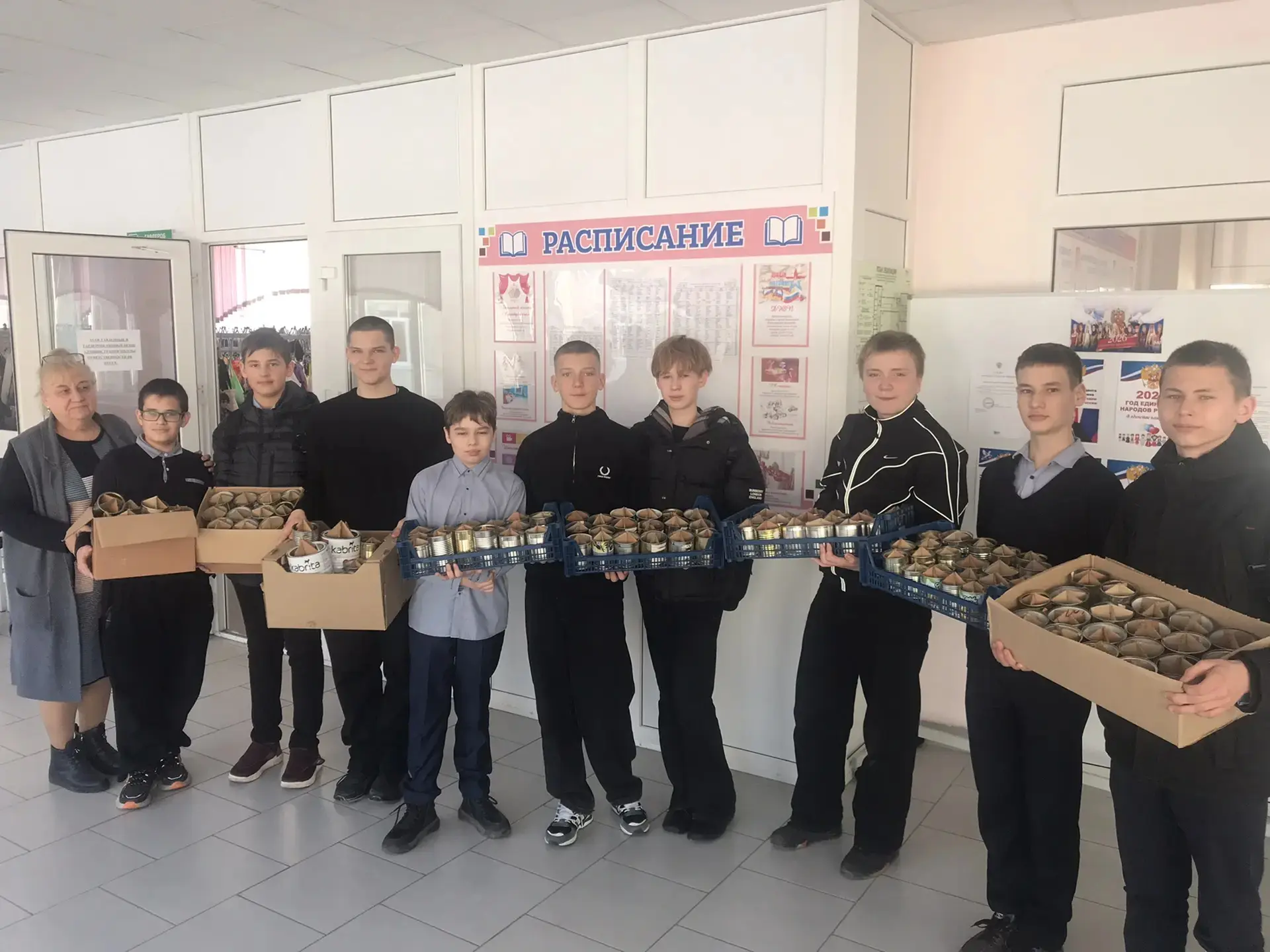 В рамках патриотического воспитания молодого поколения в школе проходит акция по изгото...
