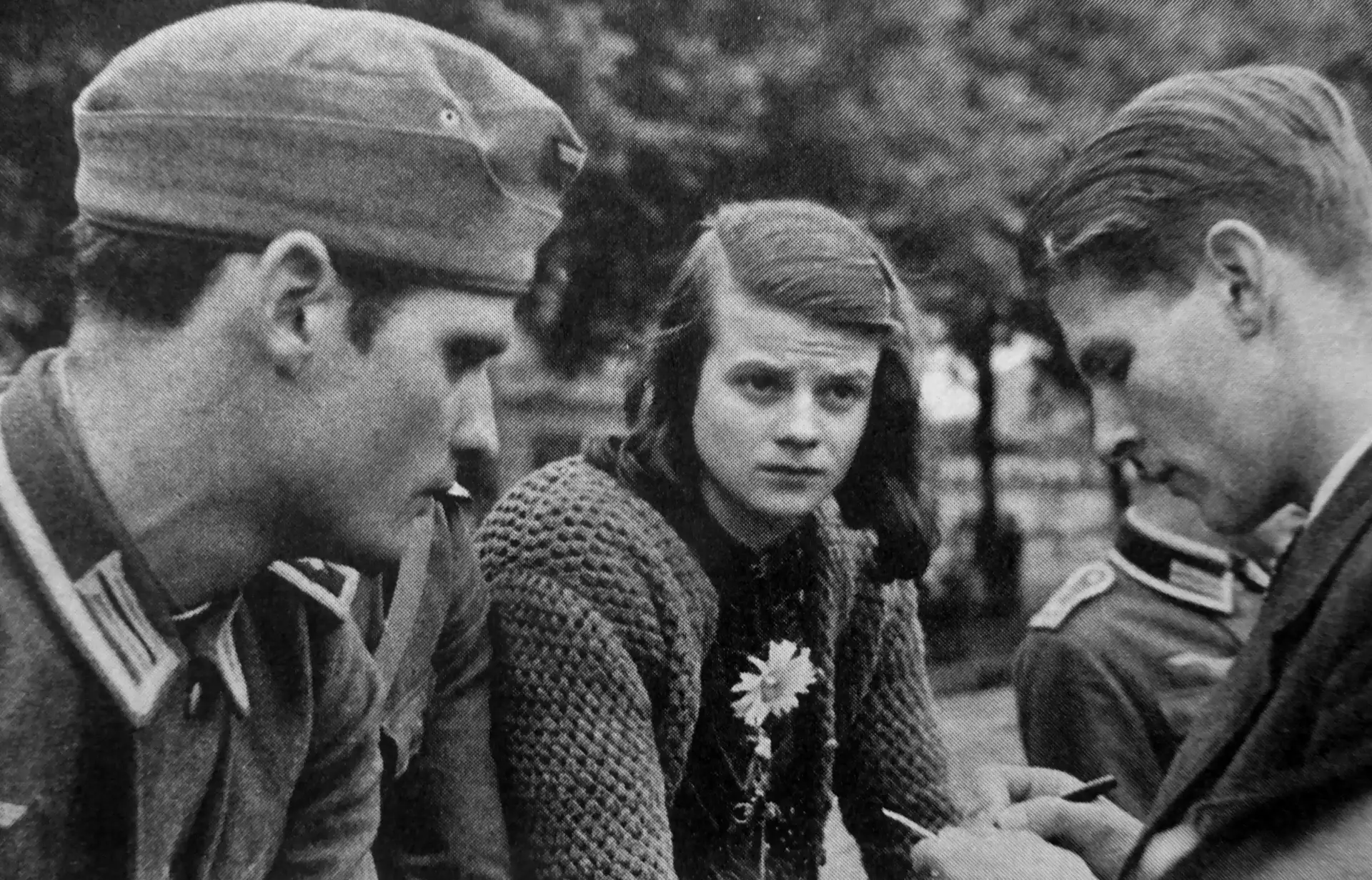 Несколько слов о подпольной антифашистской группе «Белая роза», которая печатала и расп...