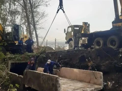 В ульяновском микрорайоне Мостовая устанавливают новые водоотводные лотки