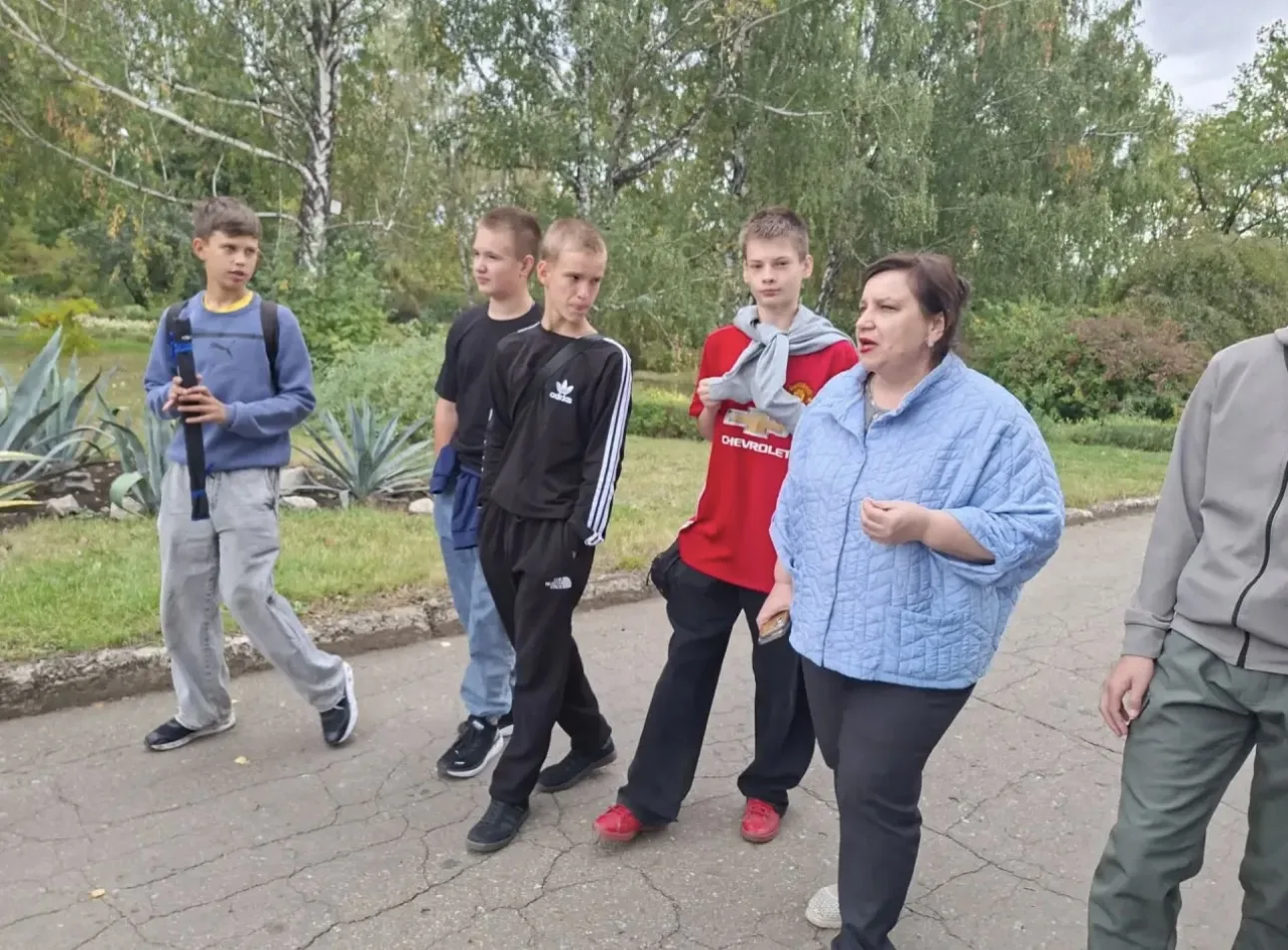 🔬 Кадеты в мире науки: увлекательное путешествие 8 класса в Донецкий ботанический сад ...