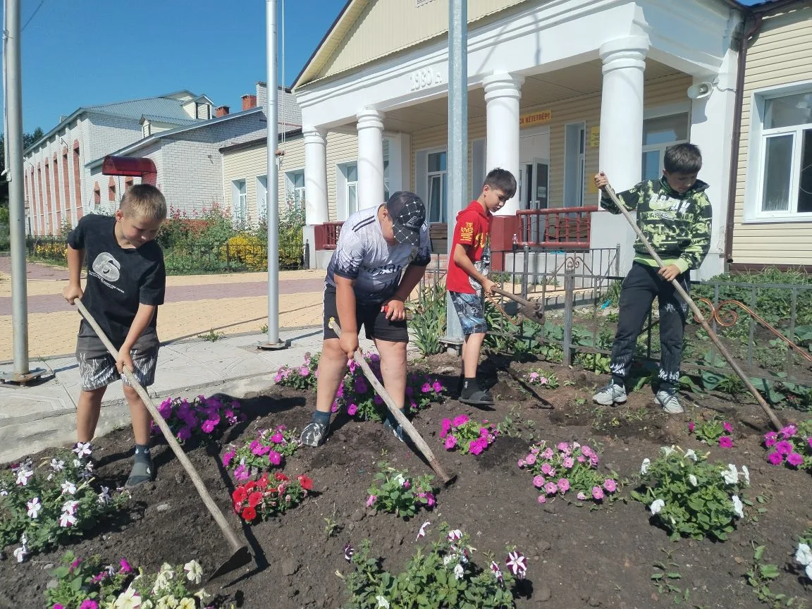 🌼 Трудовая практика пятиклассников: делаем школу красивее! 🌸

На пришкольном участке кипит работа 