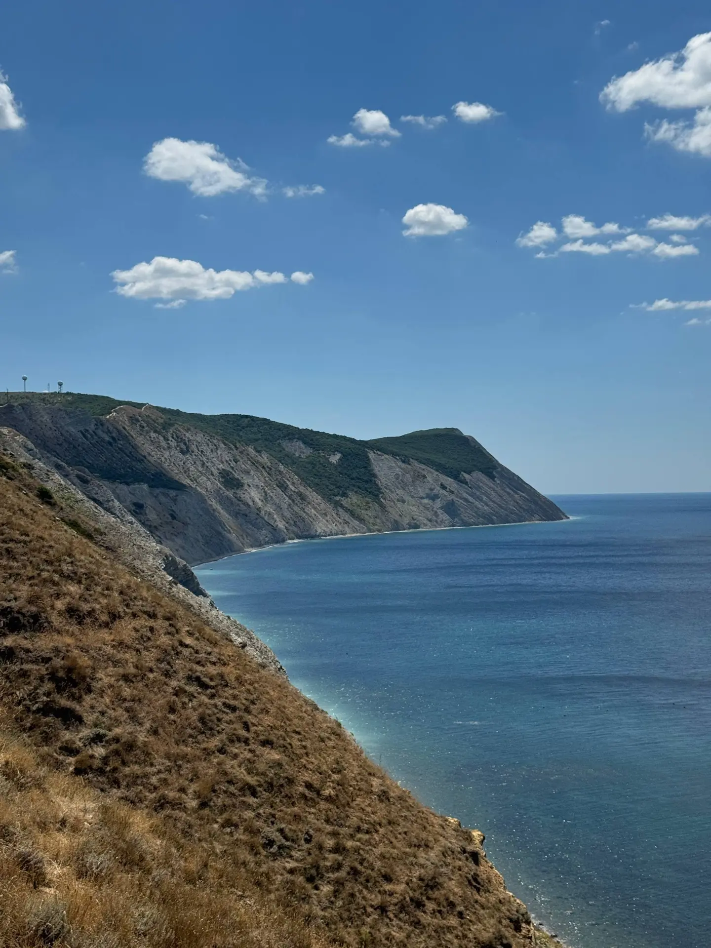 Крышесносные виды на высоком берегу 🥰
Сегодня штиль, водичка прозрачная 👍🏽

Фото @chokolatela

🔺