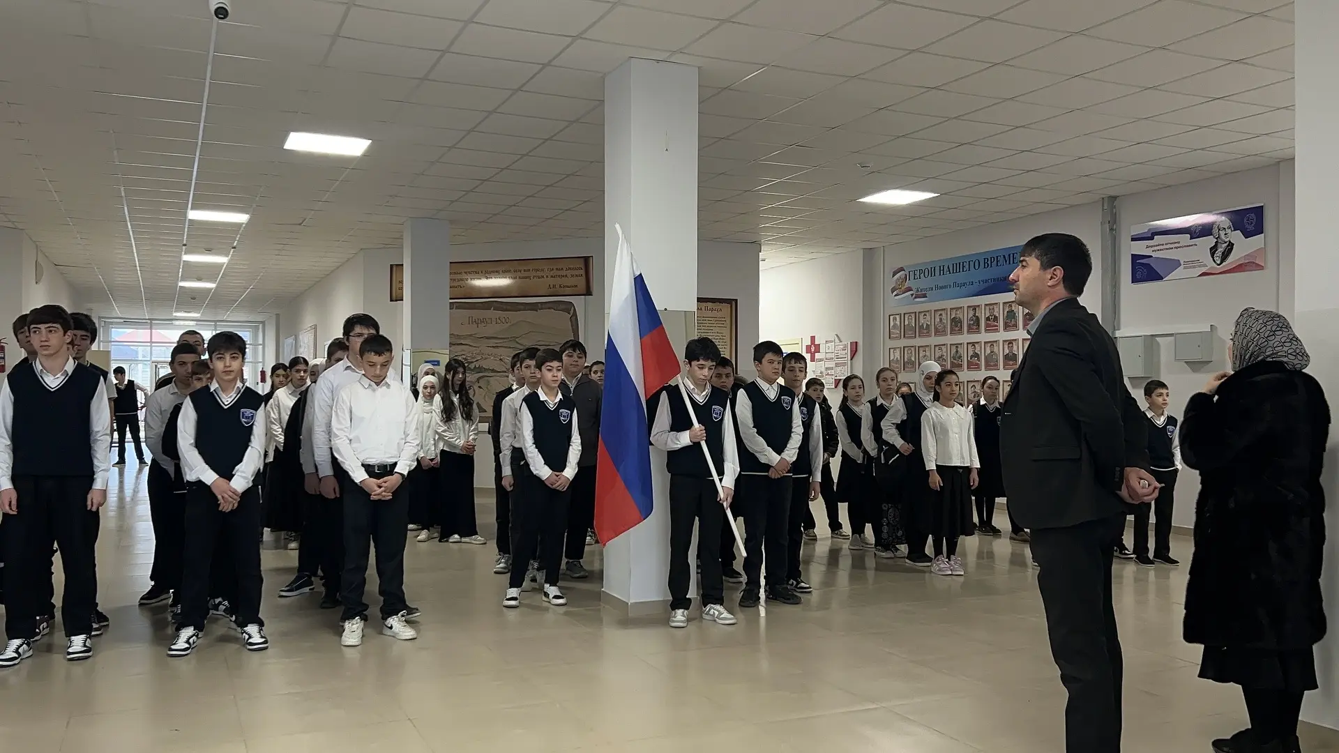 9.02.2026 г.  🇷🇺Сегодня, как и всегда по понедельникам в нашей школе прошла церемония выноса флага и