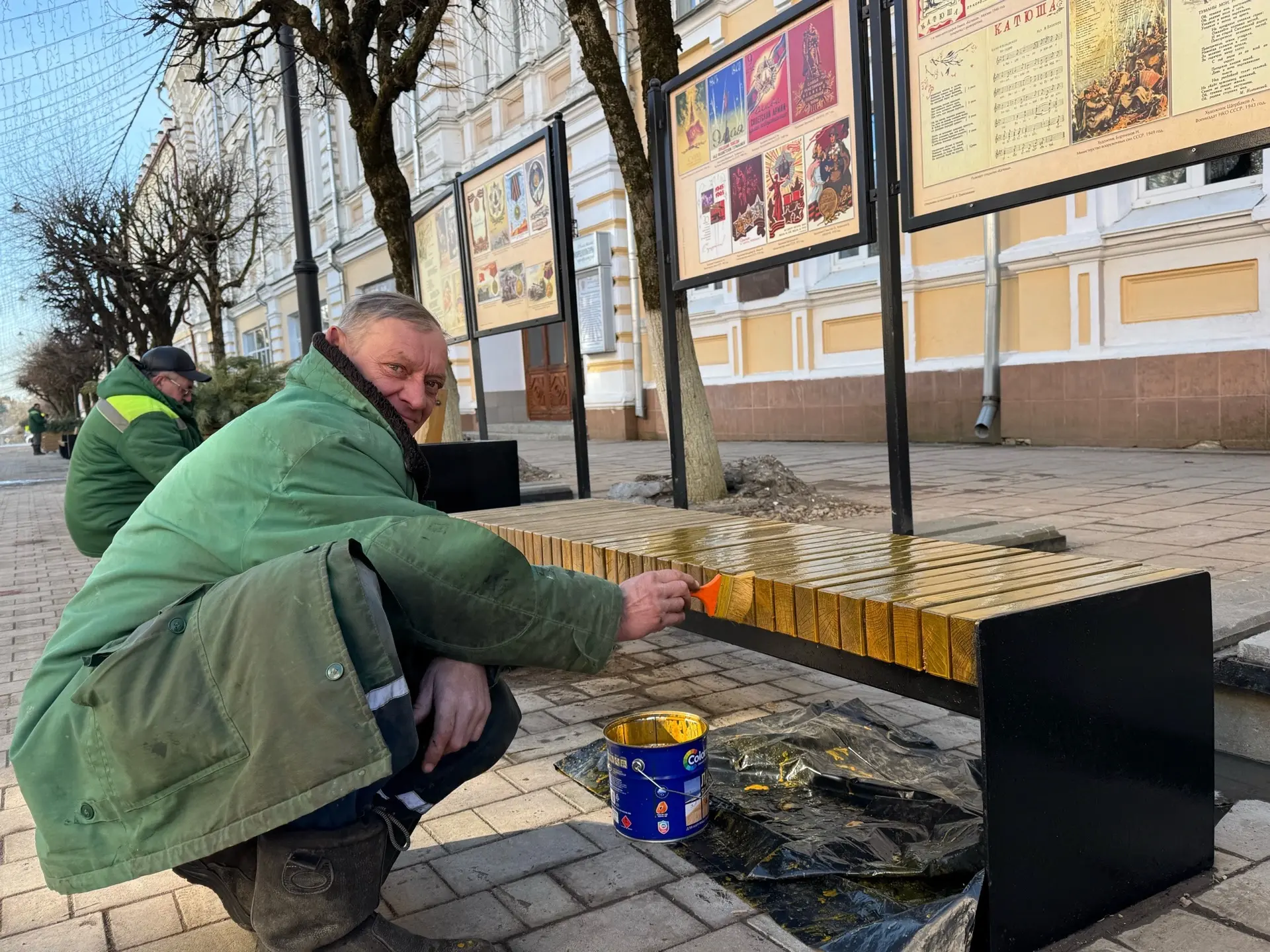 В Смоленске начался активный сезон традиционных весенних работ. Сотрудники МБУ «Зеленстрой» приводят