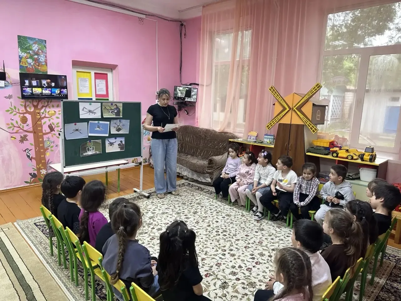 Беседа с детьми о беспилотных летательных аппаратах (БПЛА) должна быть спокойной, понят...