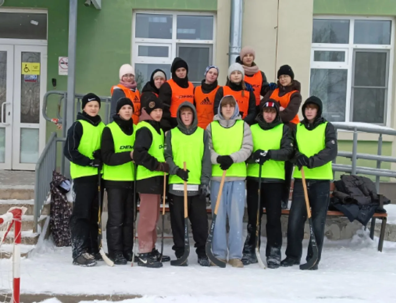 4 февраля на базе Ефимовской школы прошли муниципальные соревнования по хоккею в валенках среди школ