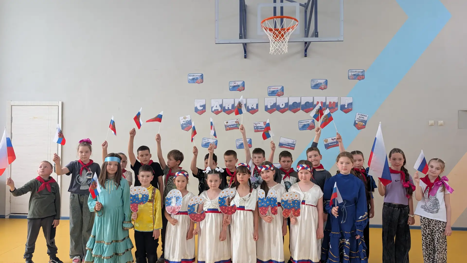 🌟В нашем лагере прошло яркое и душевное мероприятие «Поёт моя Россия», посвящённое Дню России 🇷🇺
