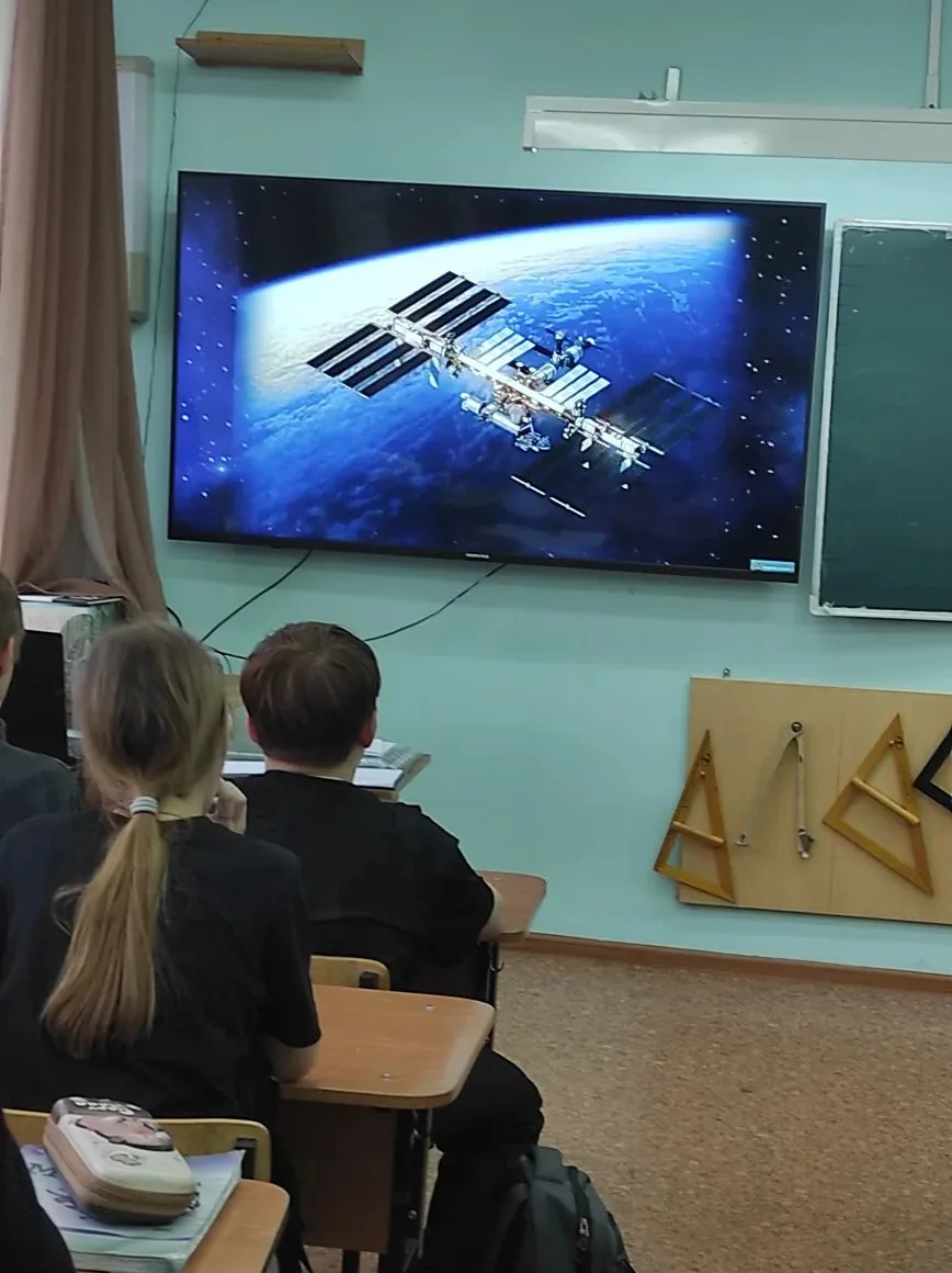 6 Г класс сегодня провели  классный час, посвященный Дню космонавтики! Погрузились в атмосферу тайн 