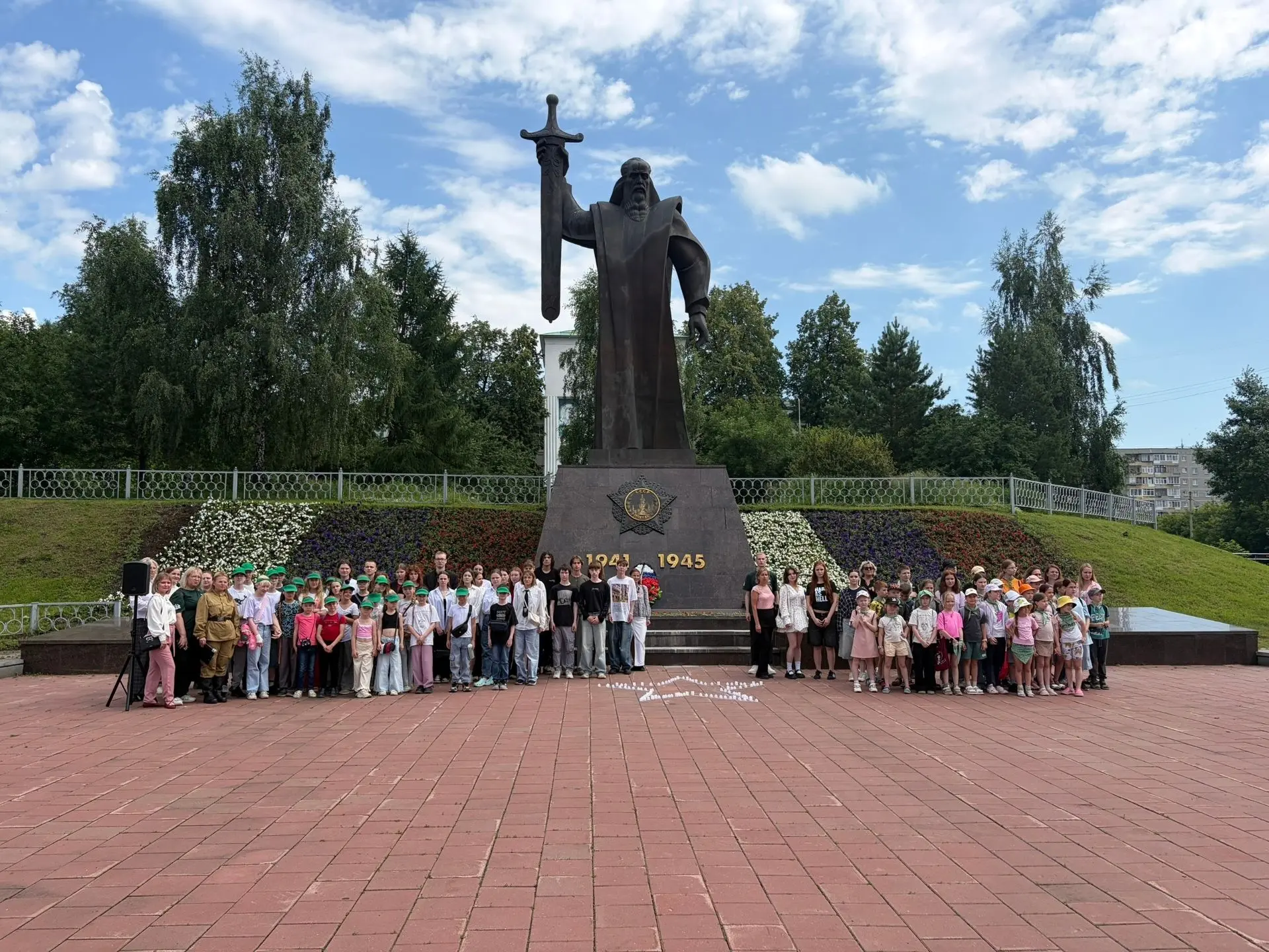 Сегодня жители Железнодорожного района почтили память героев Великой Отечественной войны 

🕯 22 июн