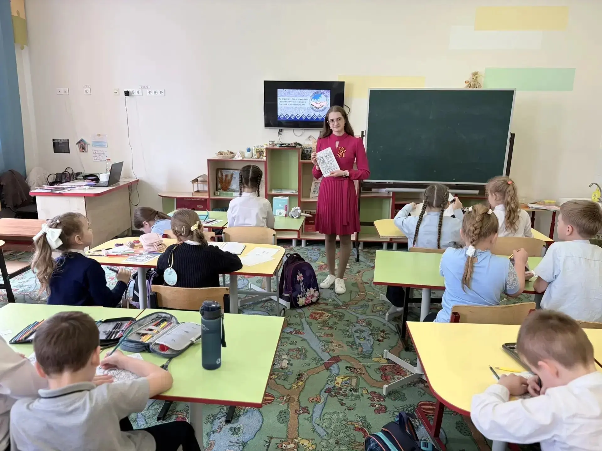 Час, посвящённый Дню коренных малочисленных народов России. В группе продлённого дня под руководство