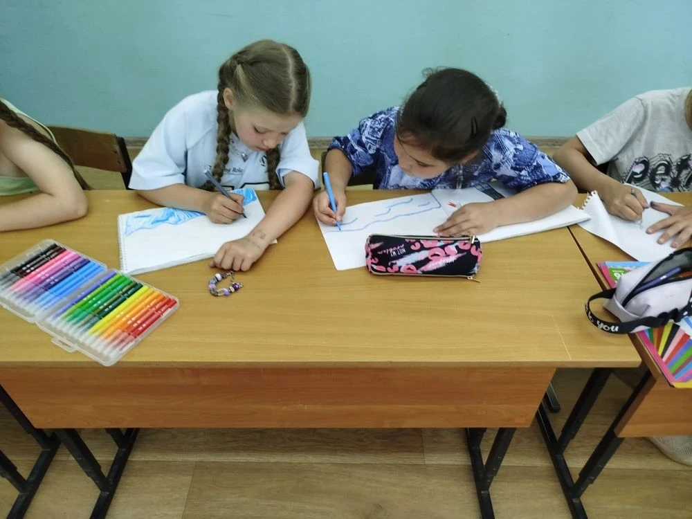 В пришкольном лагере  прошел конкурс рисунков "Я рисую Россию!", посвященный празднованию Дня  Росси