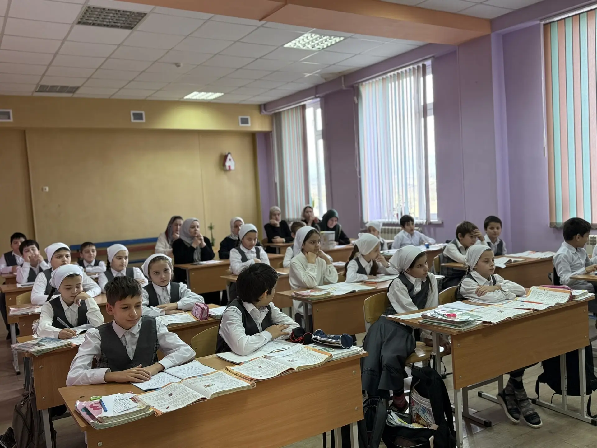 В рамках реализации проекта «Год начальной школы» учителя начальных классов продолжают проводить отк