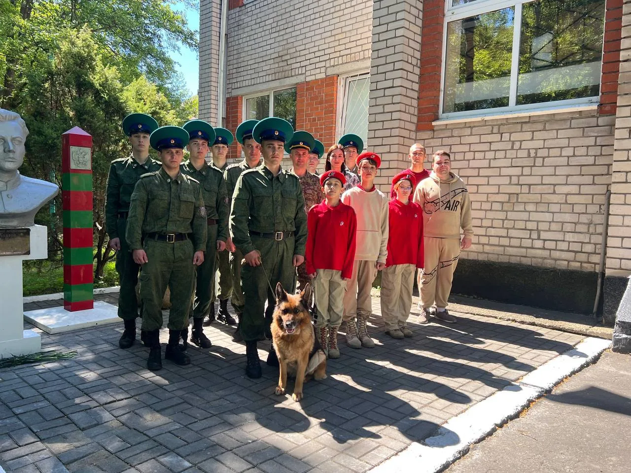 Возложение цветов в День пограничника: помним и чтим героев