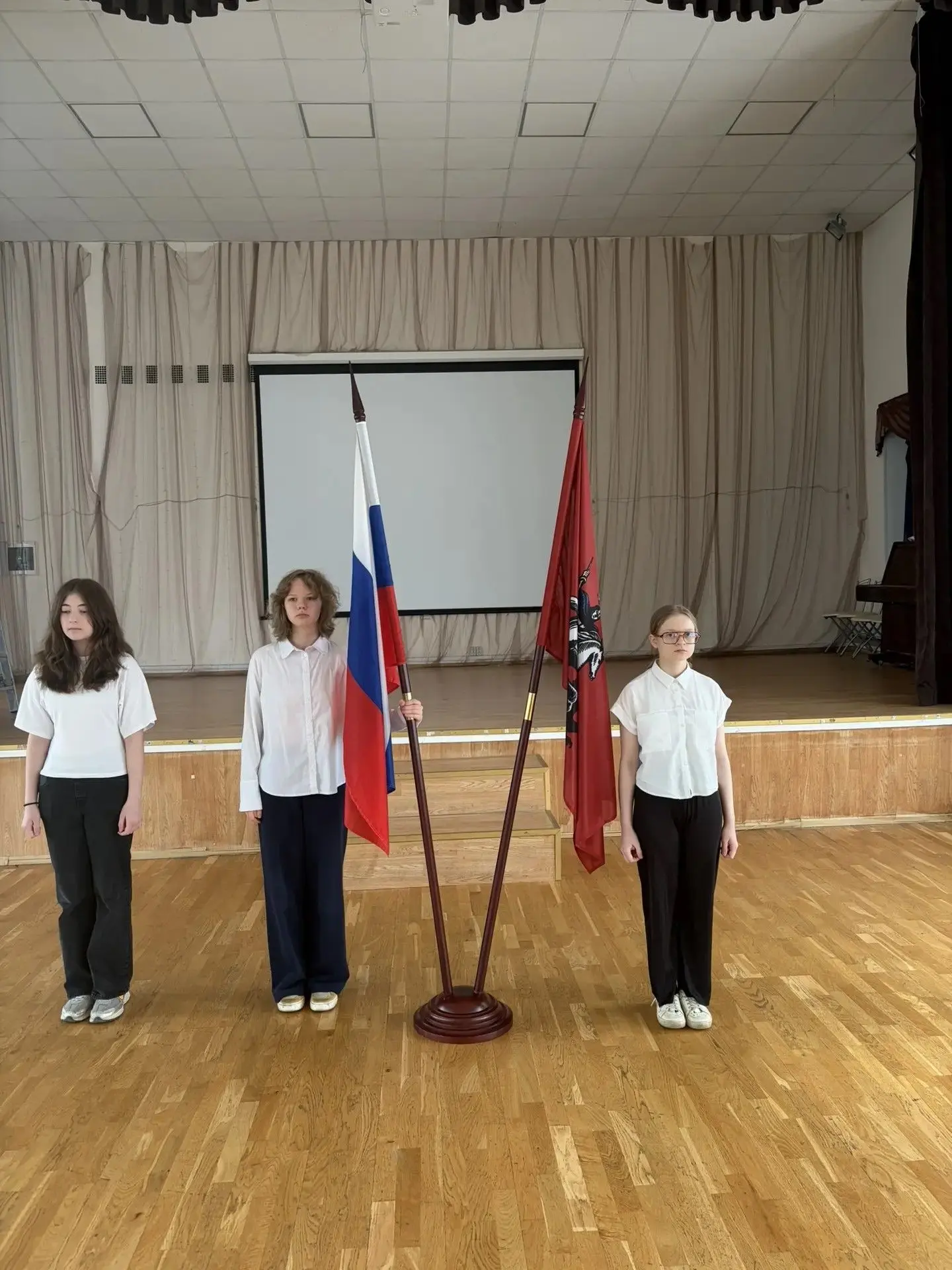 🇷🇺Учебная неделя в нашей школе началась с торжественной церемонии поднятия и выноса Государственного