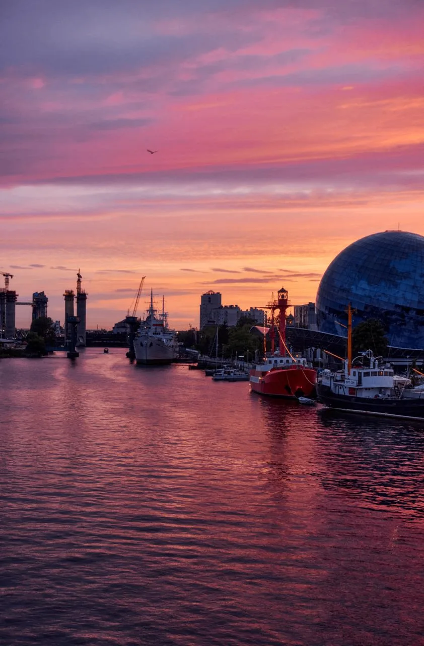 🌅 Нежный закат в окрестностях музея Мирового океана, Философского моста и биржи Калини...