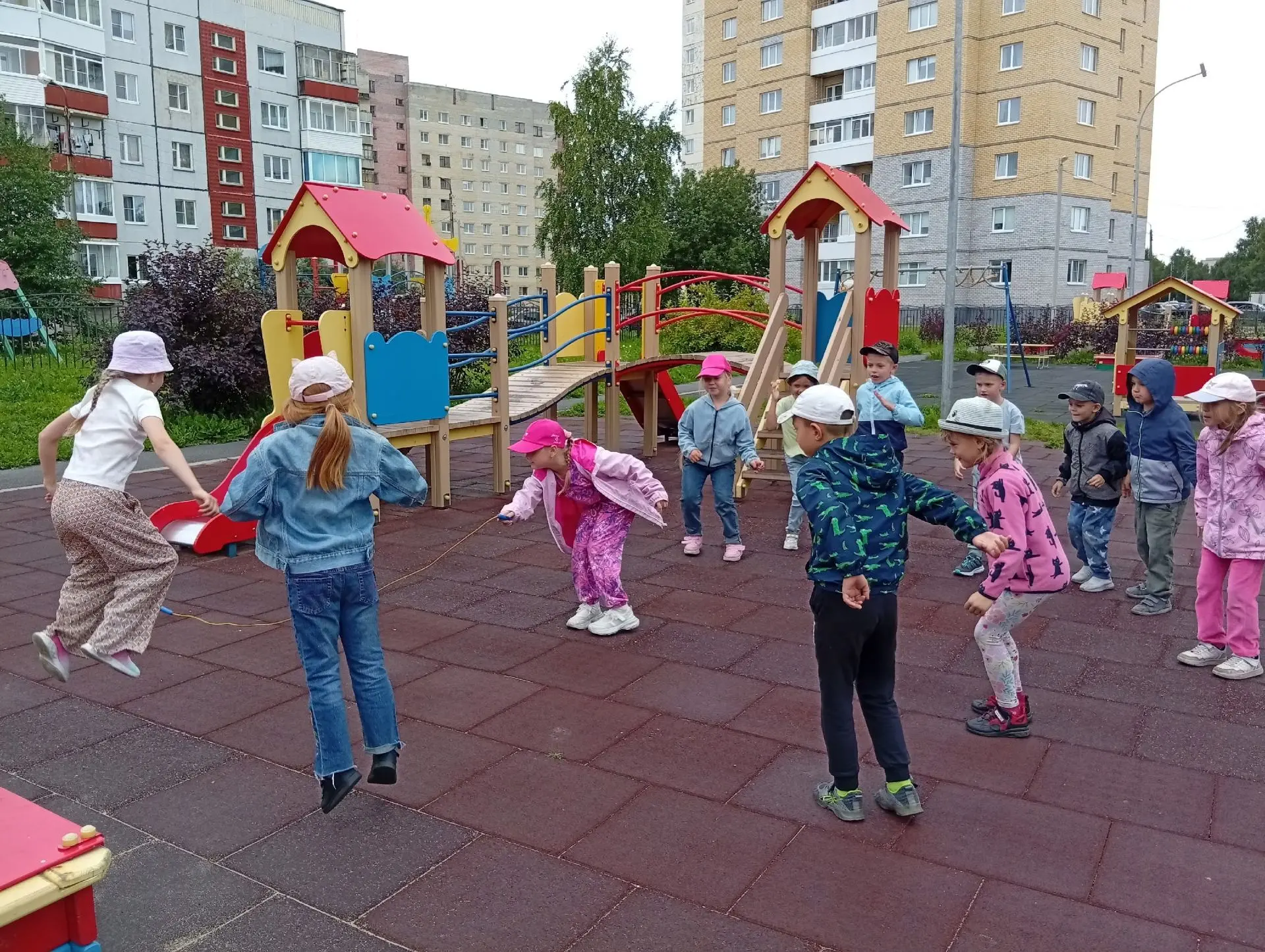 👦👧Неделя дворовых игр в "Морозко"
⚡Сегодня в нашем детском саду началась неделя дворовых игр. Рань