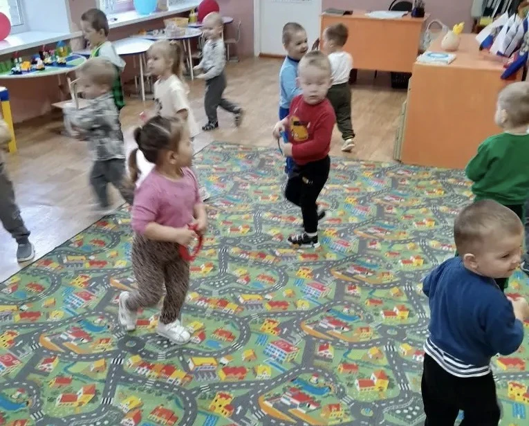 Сегодня в стране отмечают День бегуна. Воспитанники нашего детского сада, младшей группы "Ручеек" не